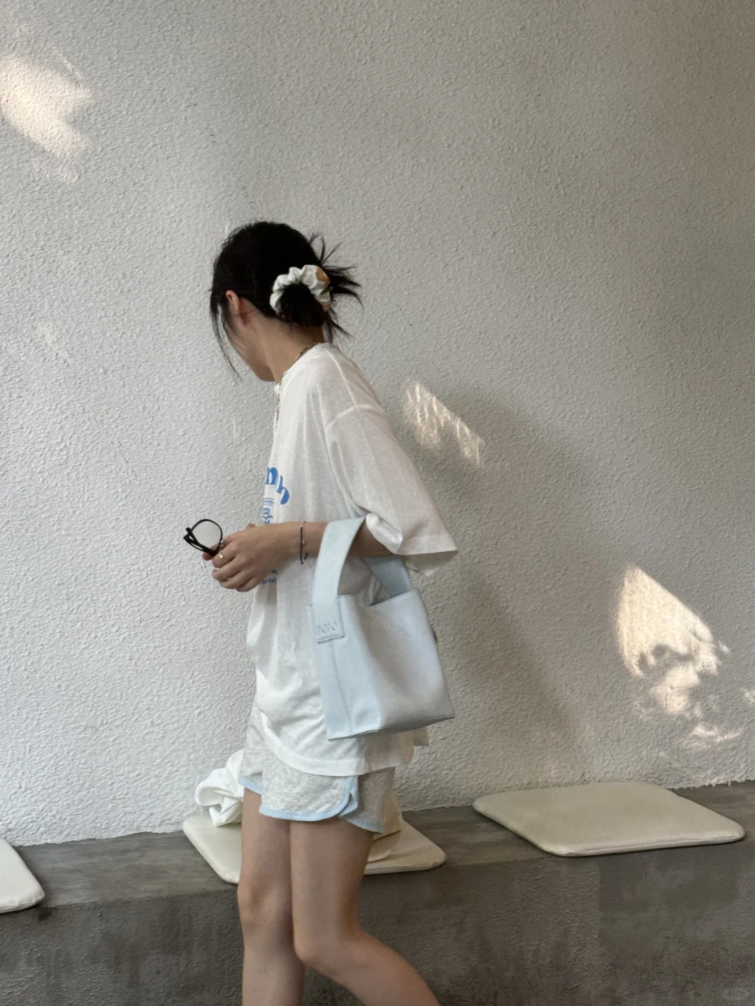 穿白色入镜