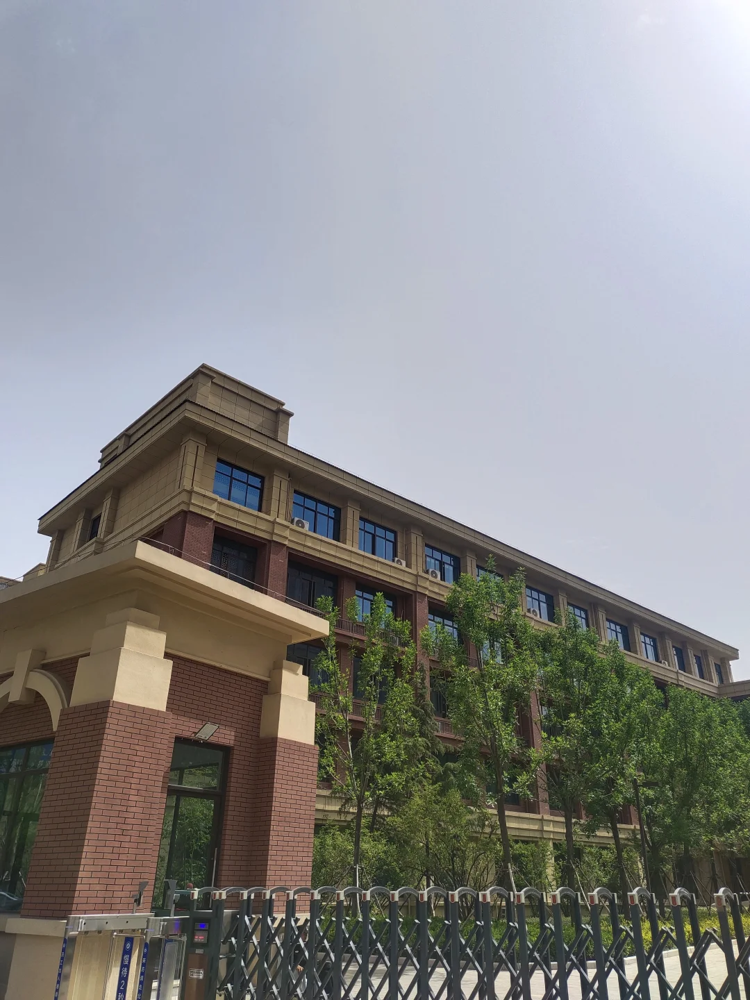 我和妻子都毕业于211大学，女儿今年小升初。12年前，她诞生的那一刻起，我理所当