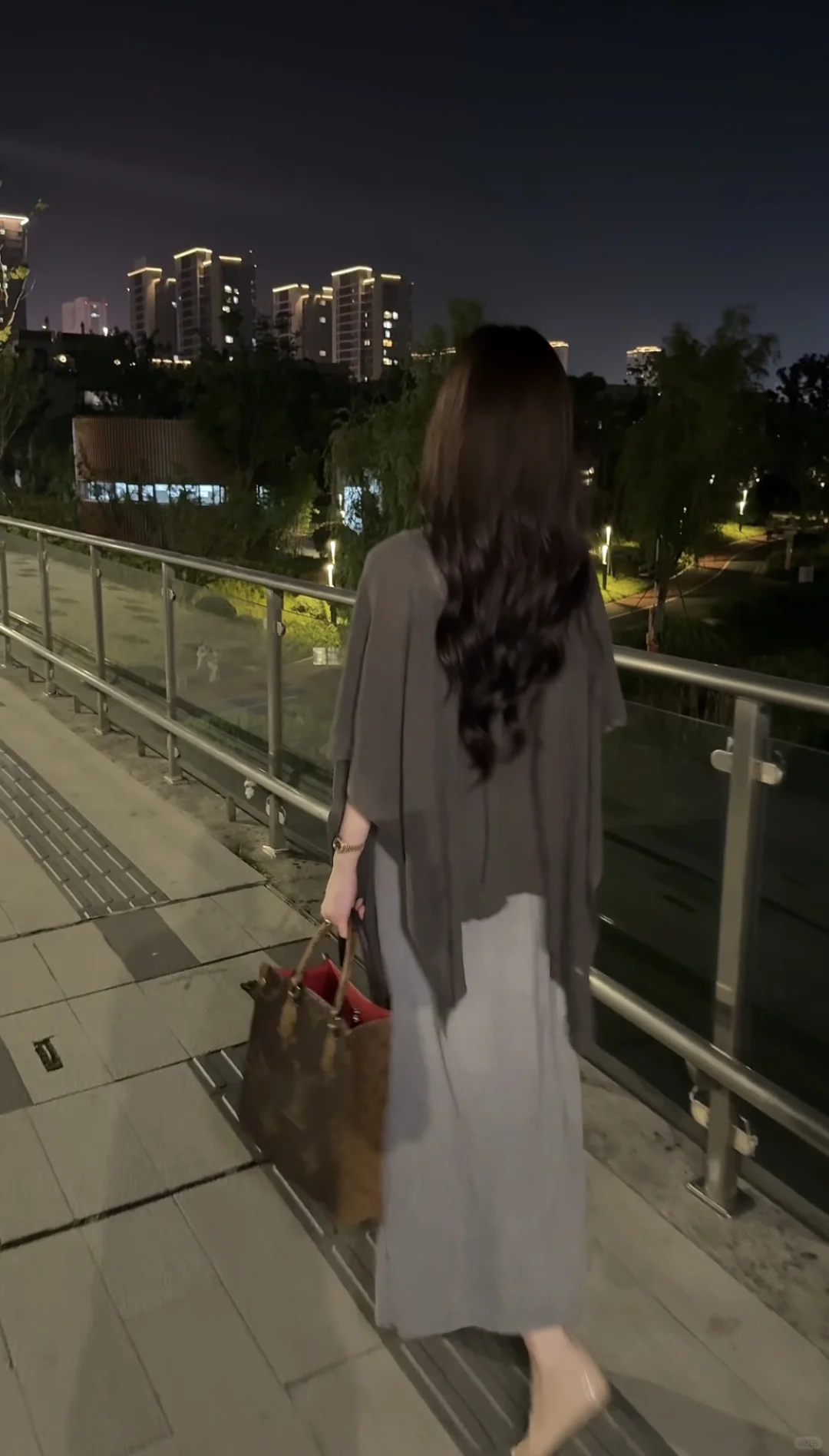 这件衣服的人妻感拉满了