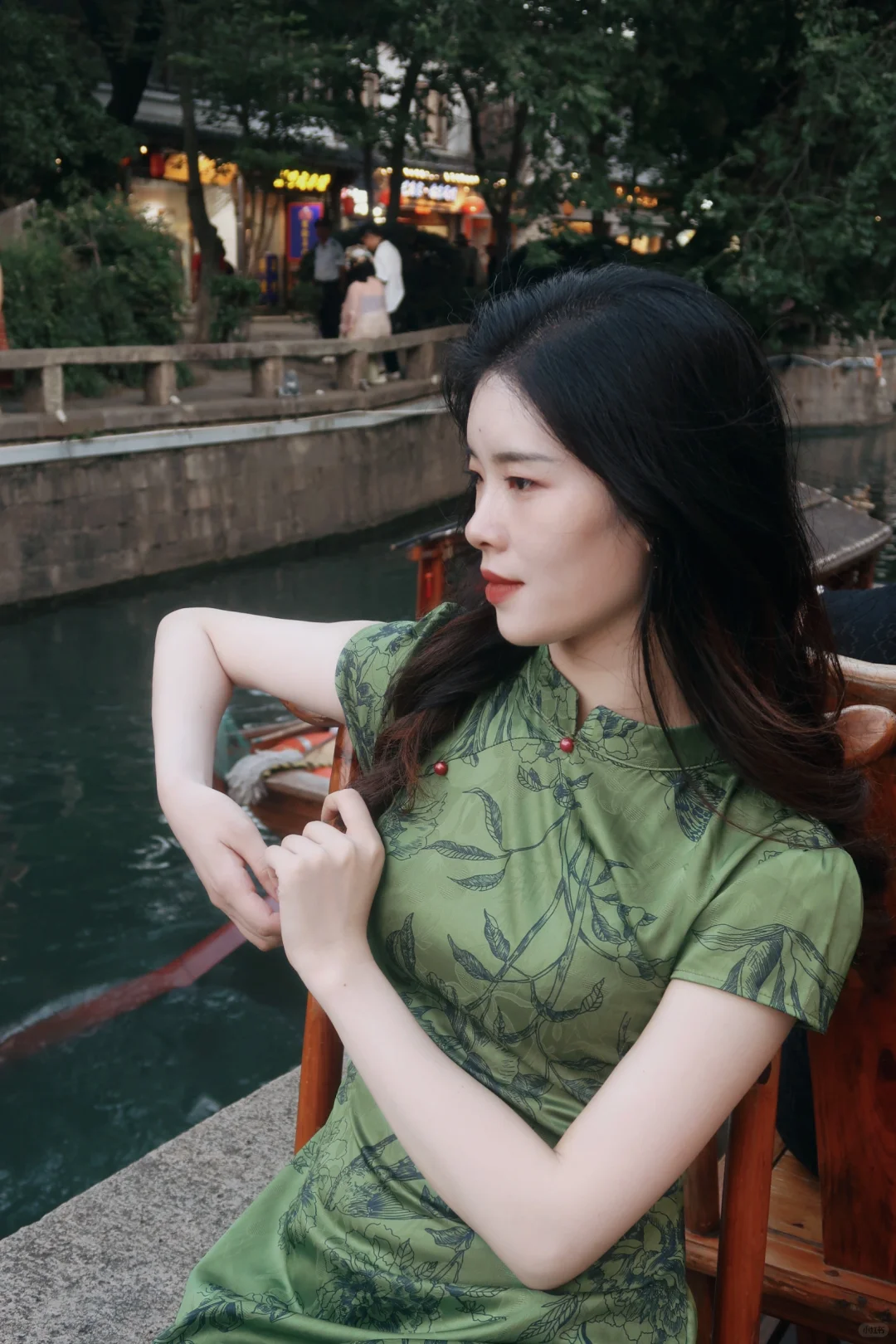 风姿绰约，婀娜多姿