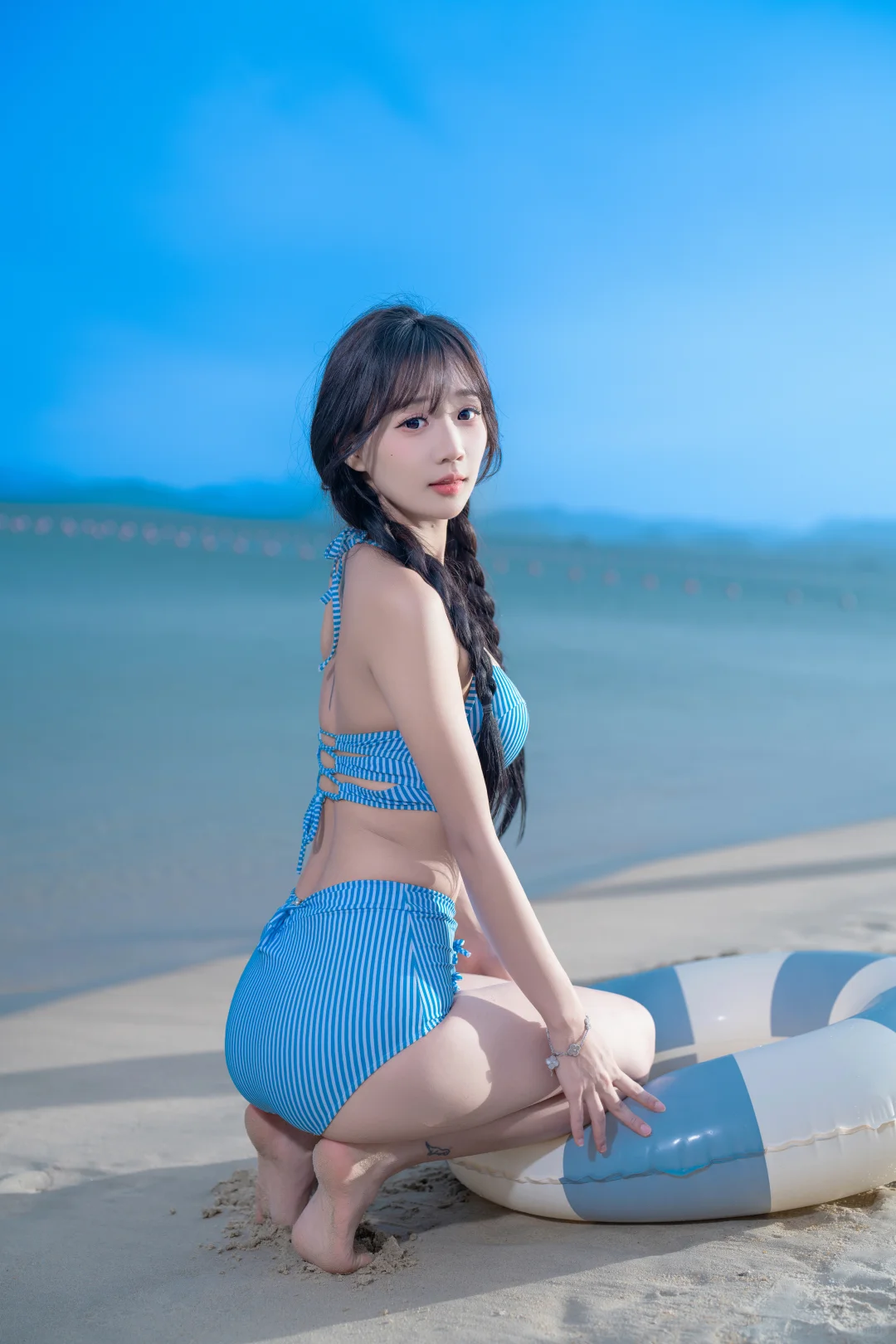 夏日限定｜海边与克莱因蓝比基尼的绝美碰撞