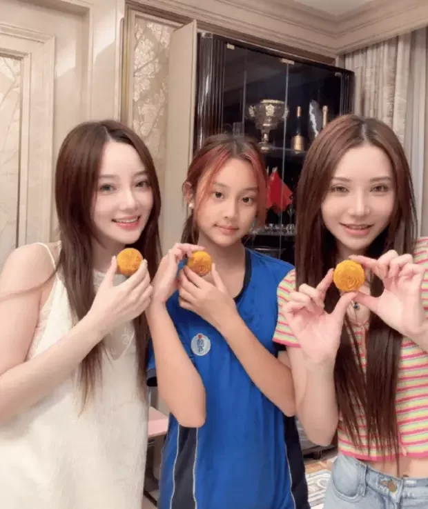43 岁李小璐：离婚后从金马影后到“纯欲”时