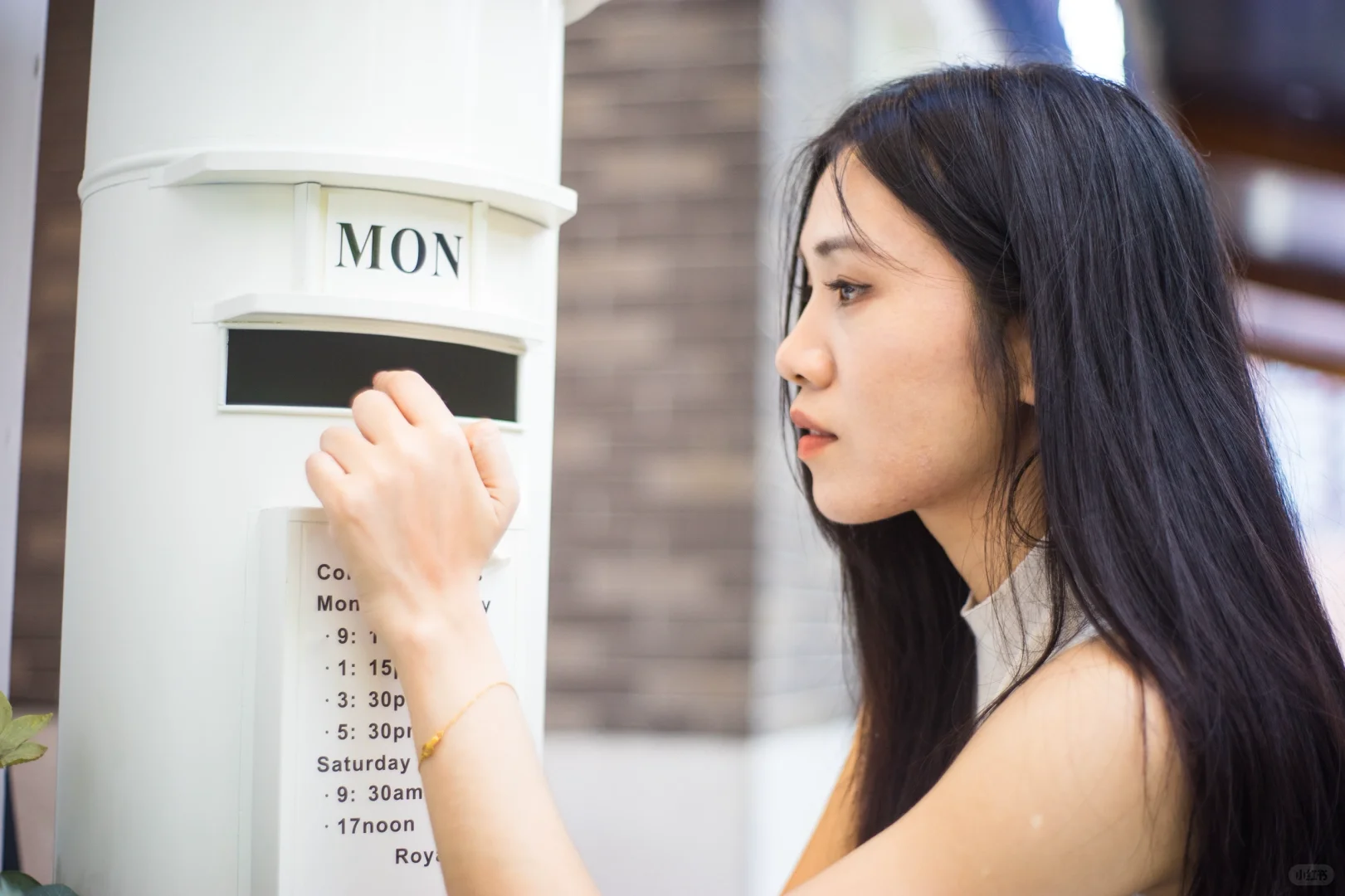 居然和美女头像重合了
