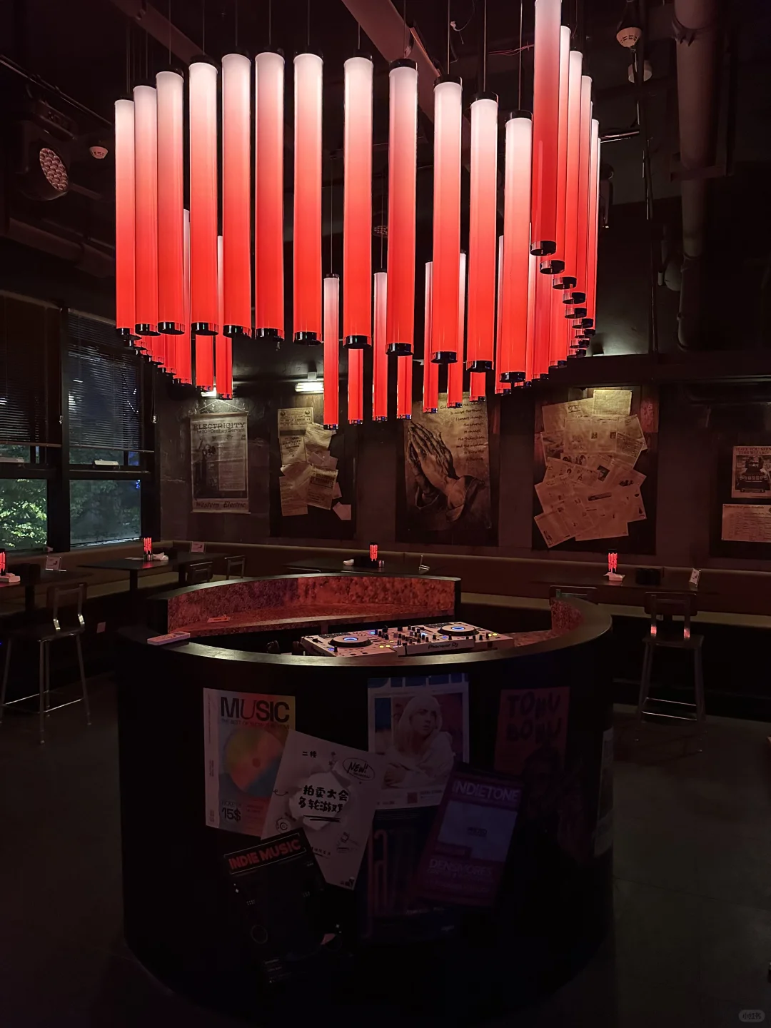 辣妹拍照🤳美式复古风bar🍸