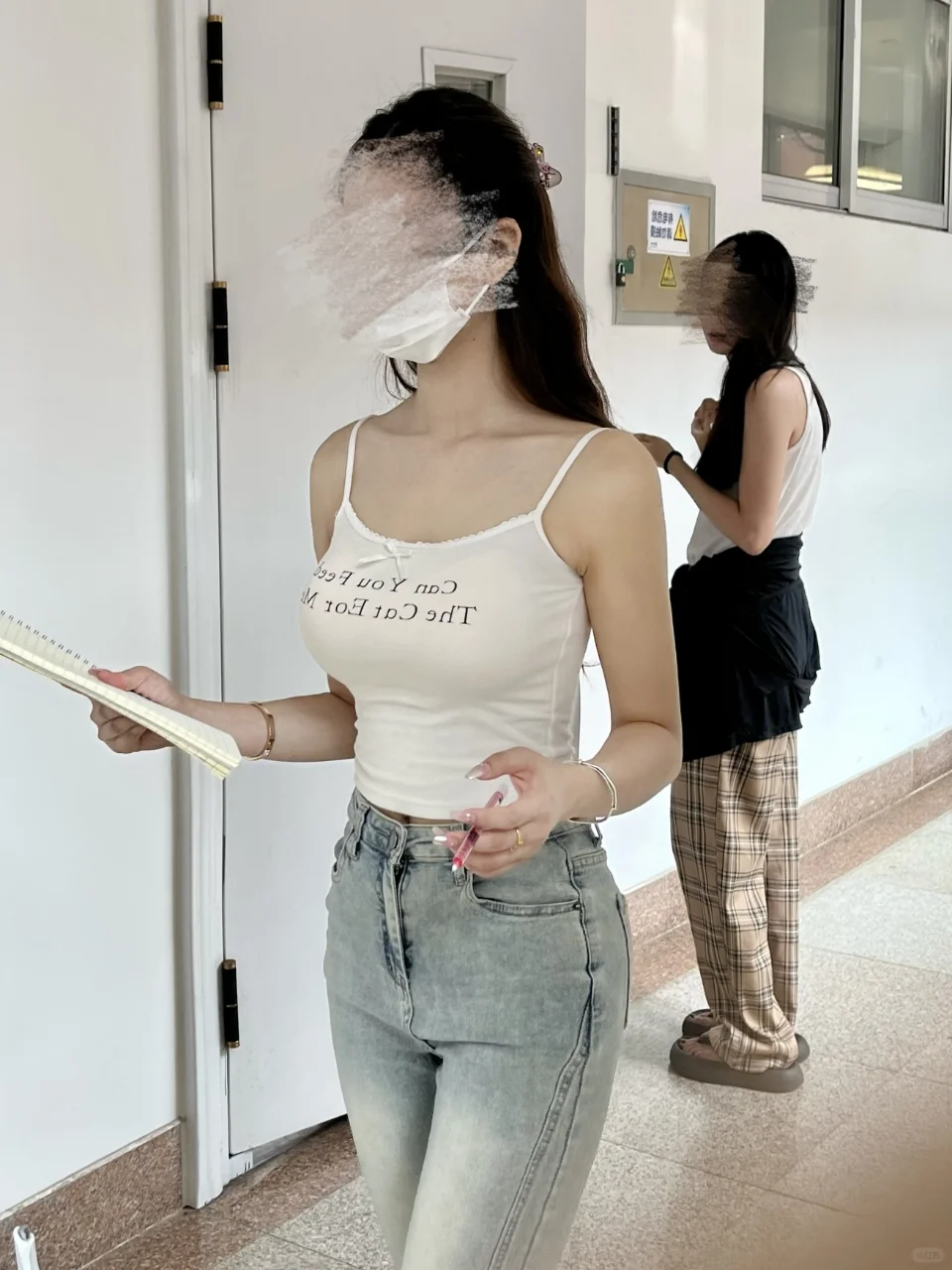一抬头...教室走廊偷拍到的