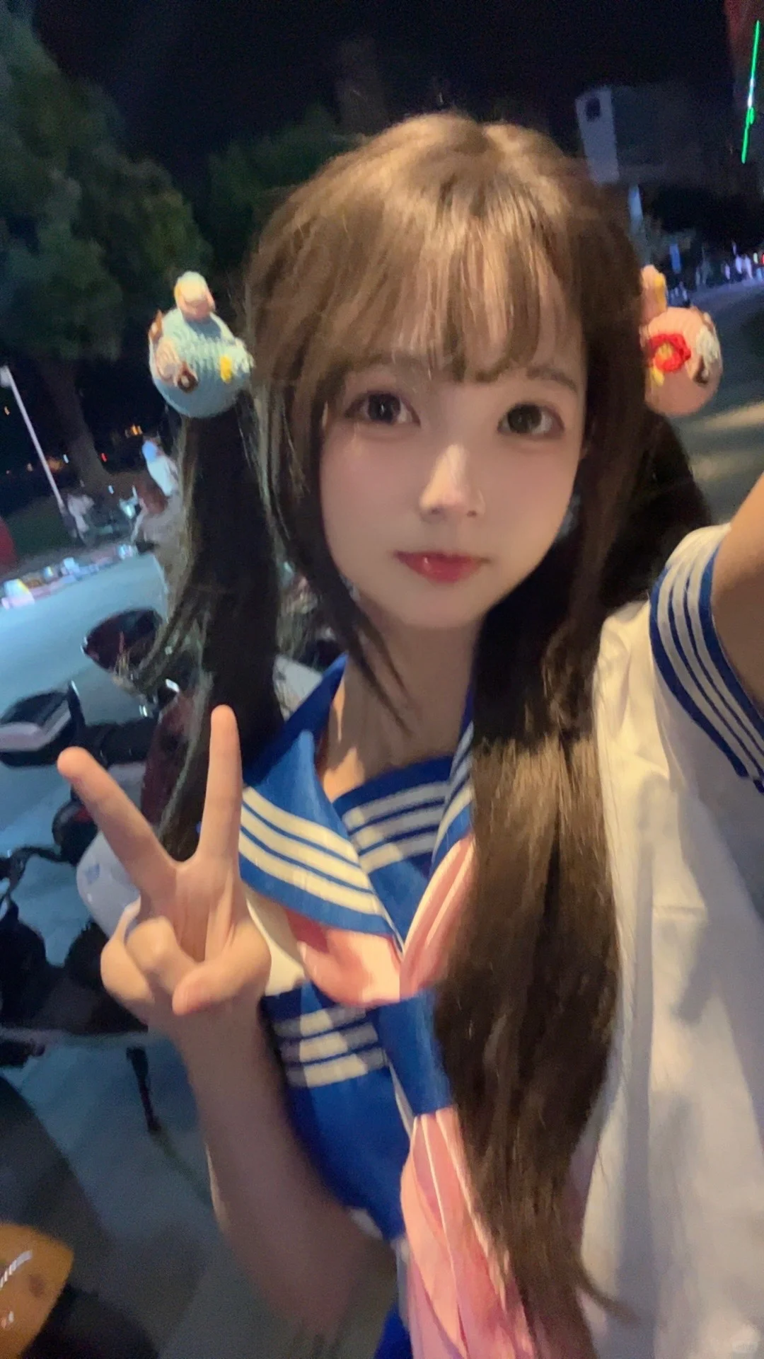 水手服拍照蛮乖的