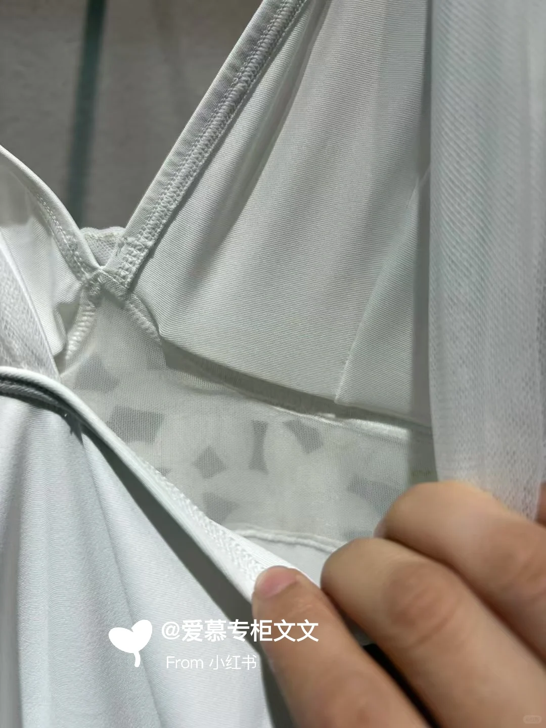 买到了心心念念的白色游泳衣～