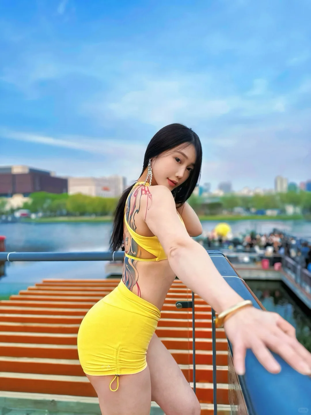 如何在不经意间展示出三头
