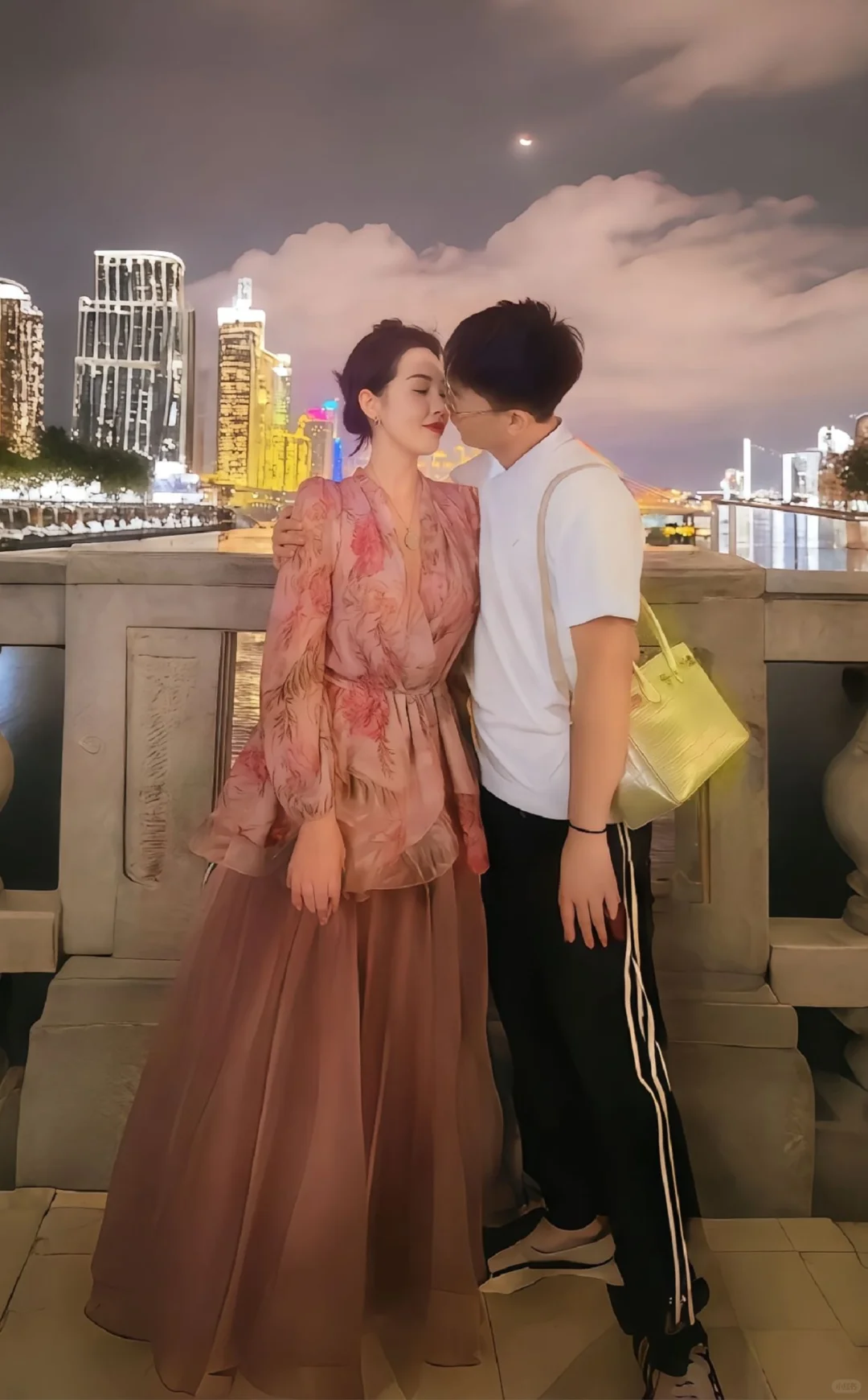 大型爱情纪录片00后和上海少妇那些事