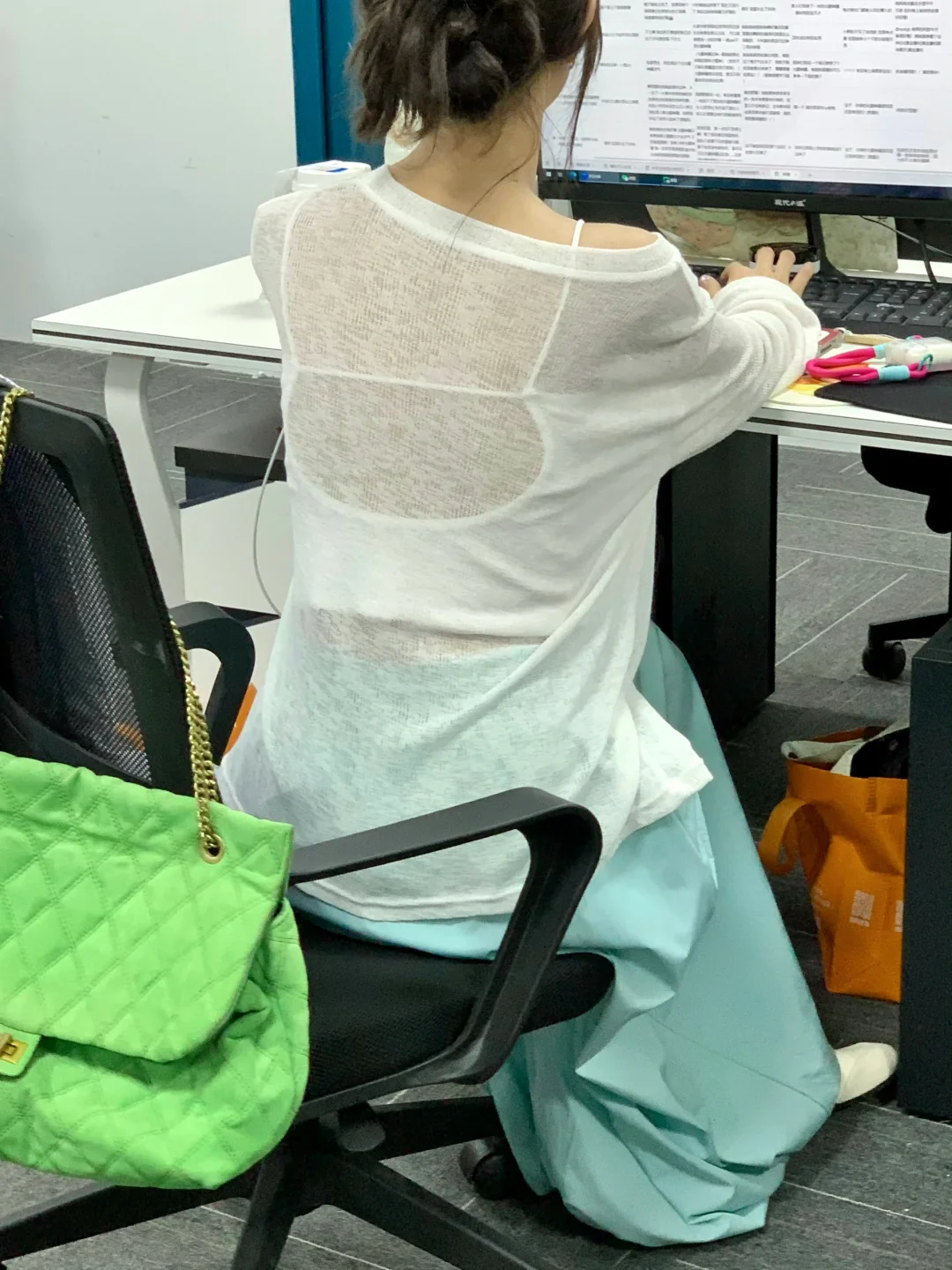 在全是女生的公司上班是什么体验？
