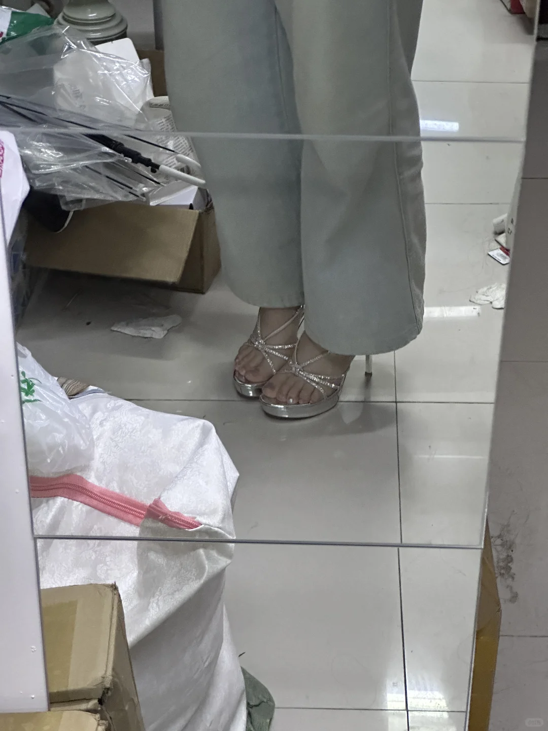 女大学生第一双高跟鞋