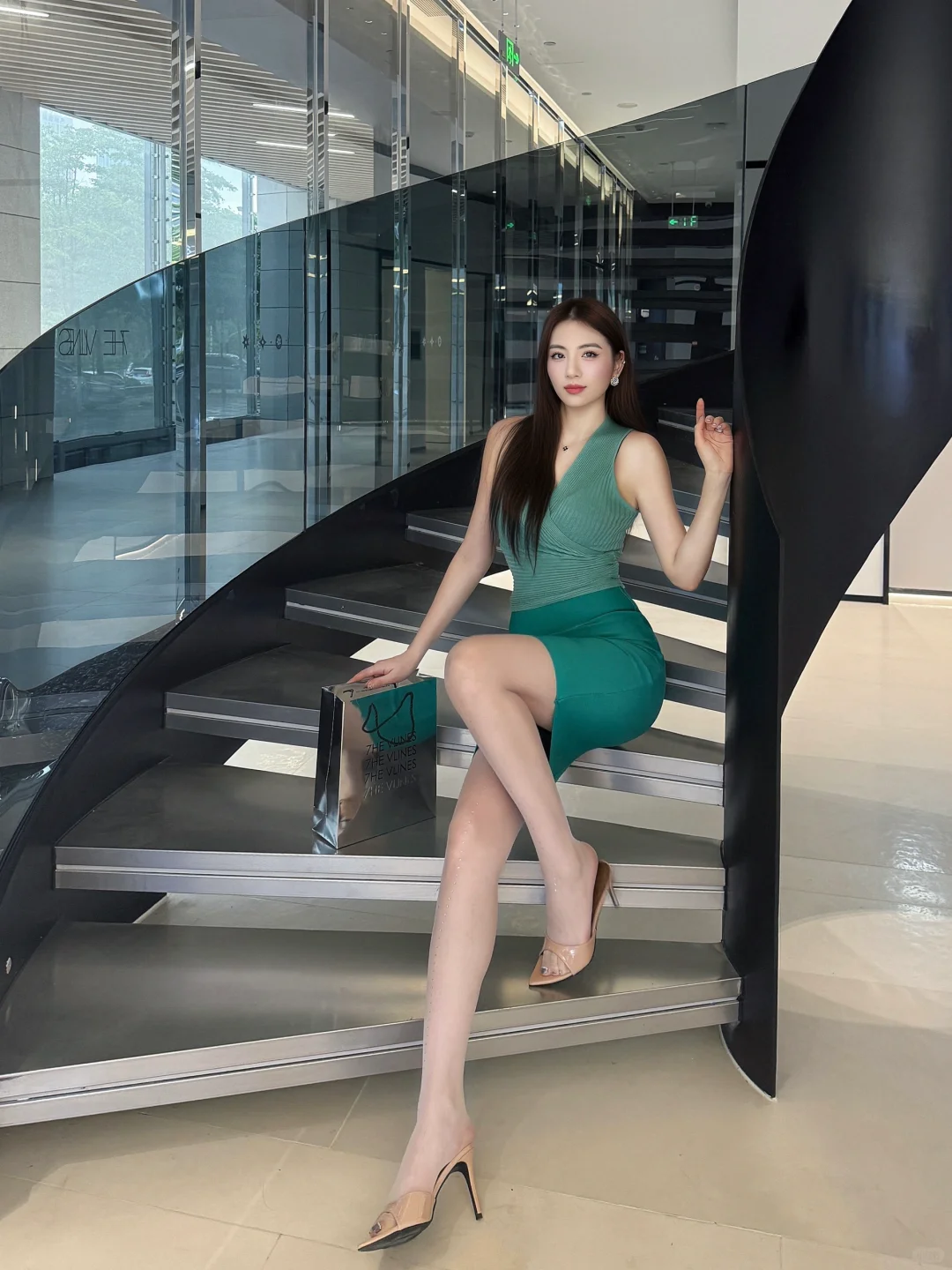 穿绿色包臀裙配高跟鞋👠、你就是最靓的仔