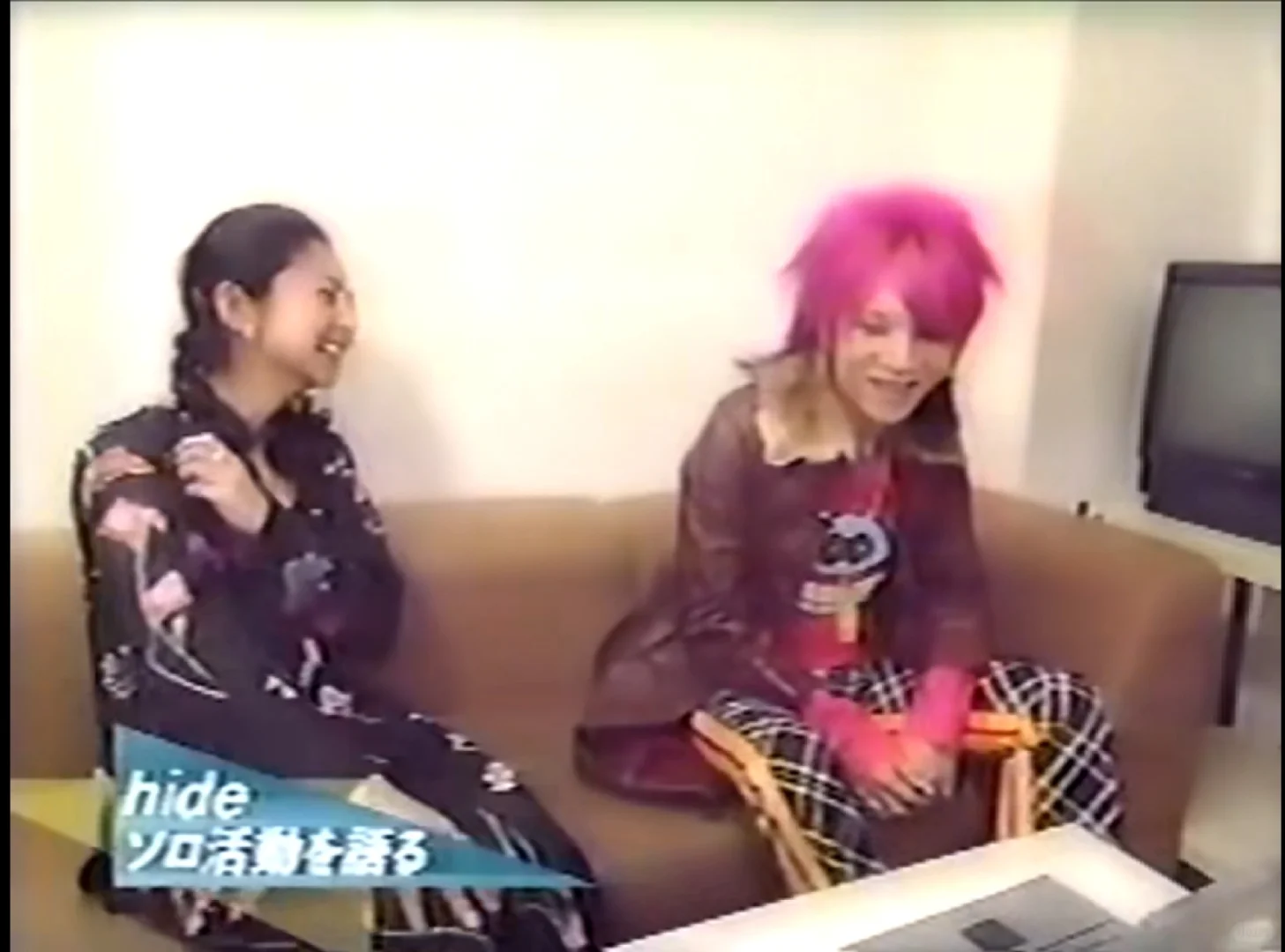 hide ちゃん模仿自己跟X上电视节目时的姿势