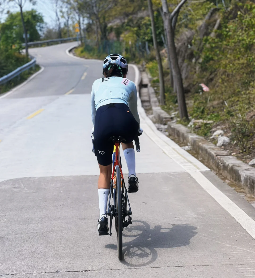 女公路车手的腿