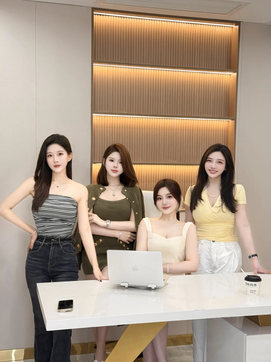 每天都有不同的美女同事是一种什么体验