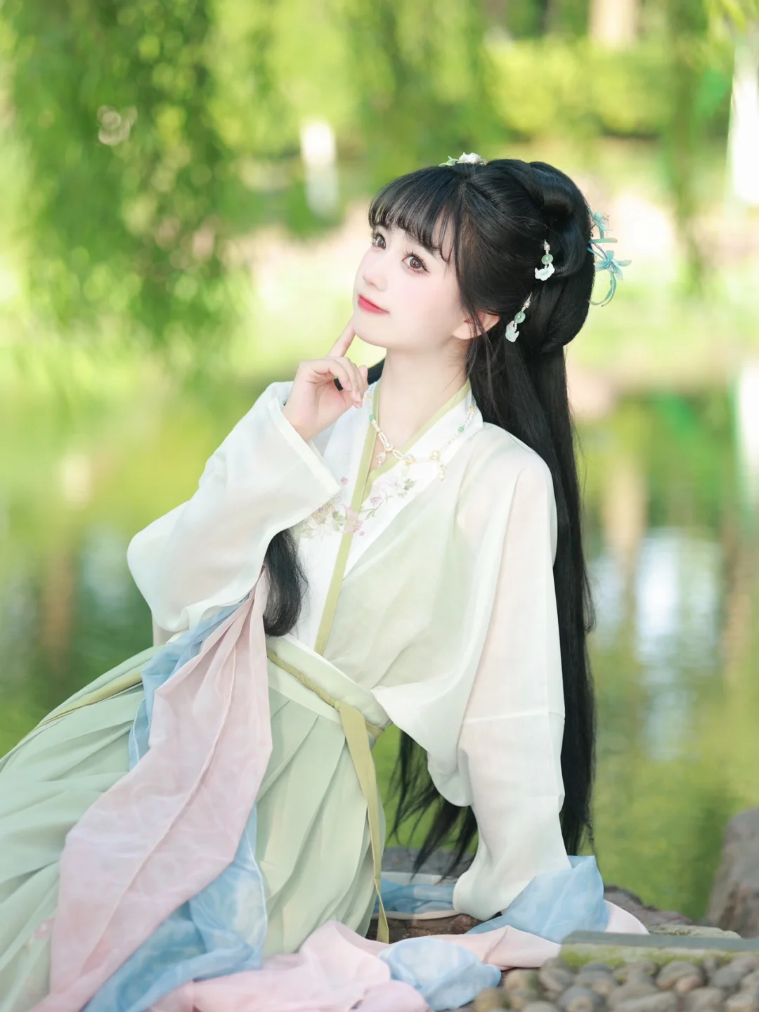 “小师妹，不好好练功可是要挨骂的”