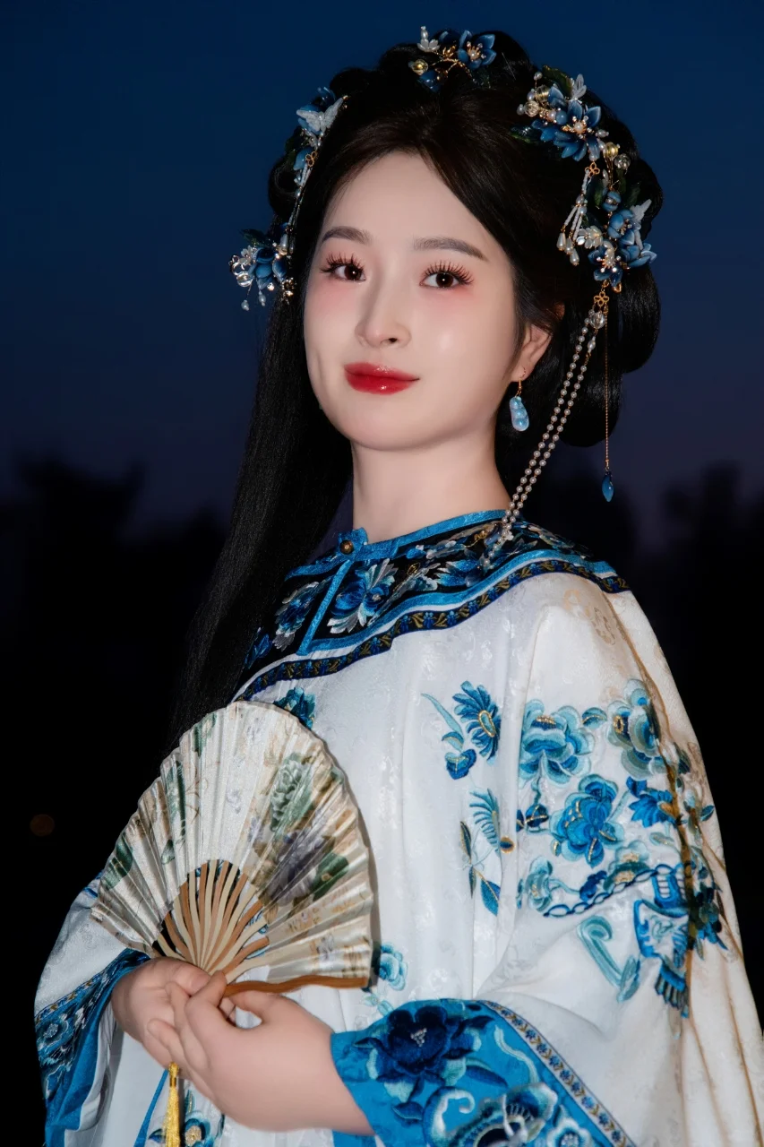 北京清汉女 | 沉浸在青花月色的宿命感中