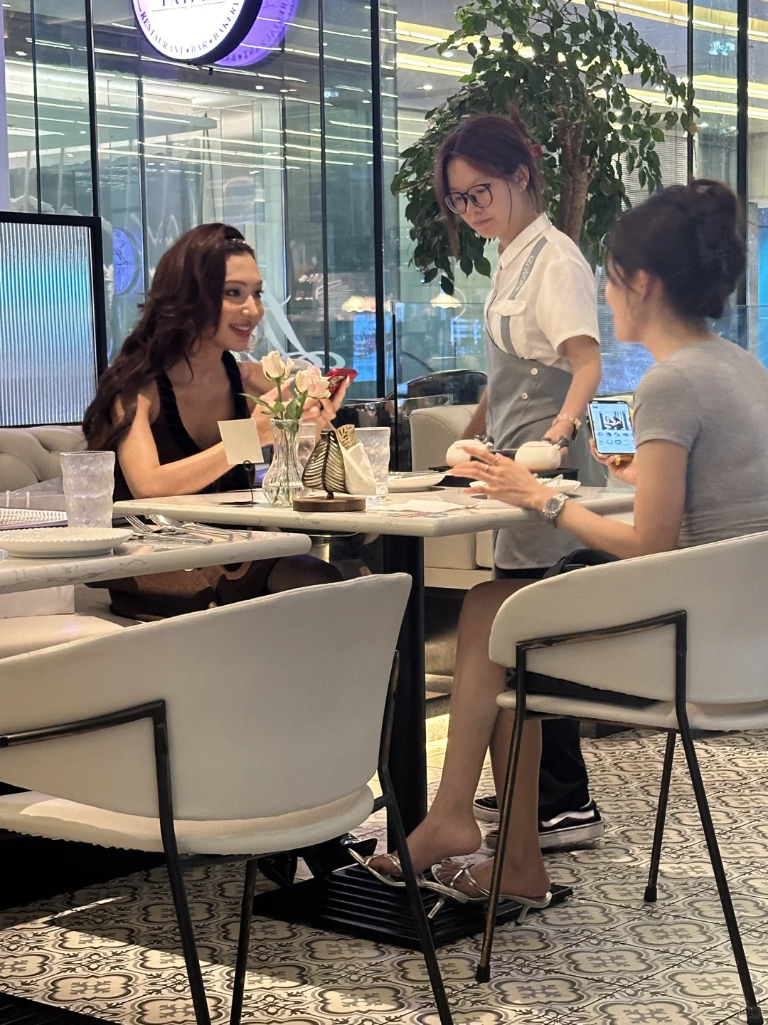 晶融汇吃饭碰到马思唯女朋友了