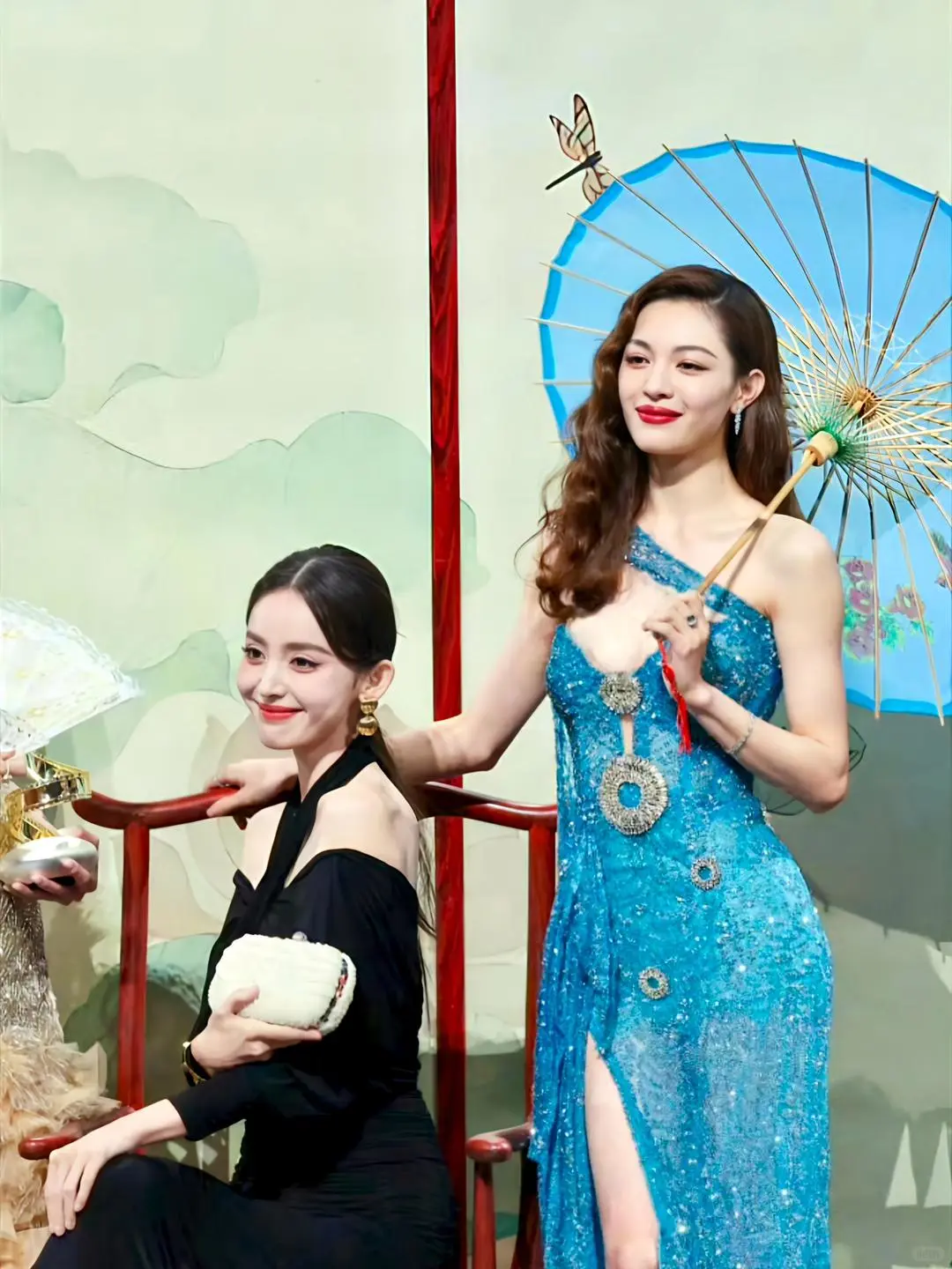 感觉钟楚曦衣服都要掉了，但是一脸镇定，美的