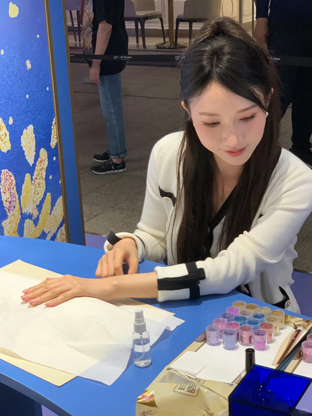忍不住对比一下花了20w的脸……