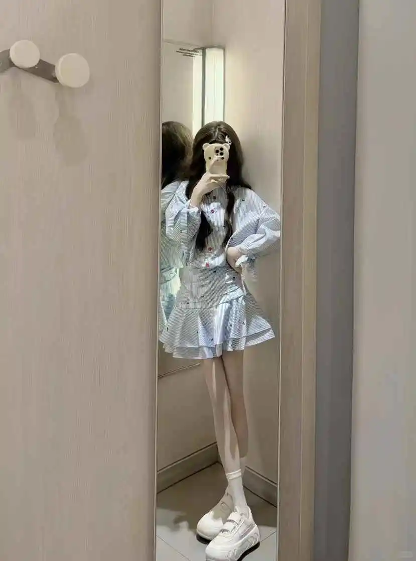 这套蓝白条纹套装拿捏了!!甜妹氛围感拉满~~