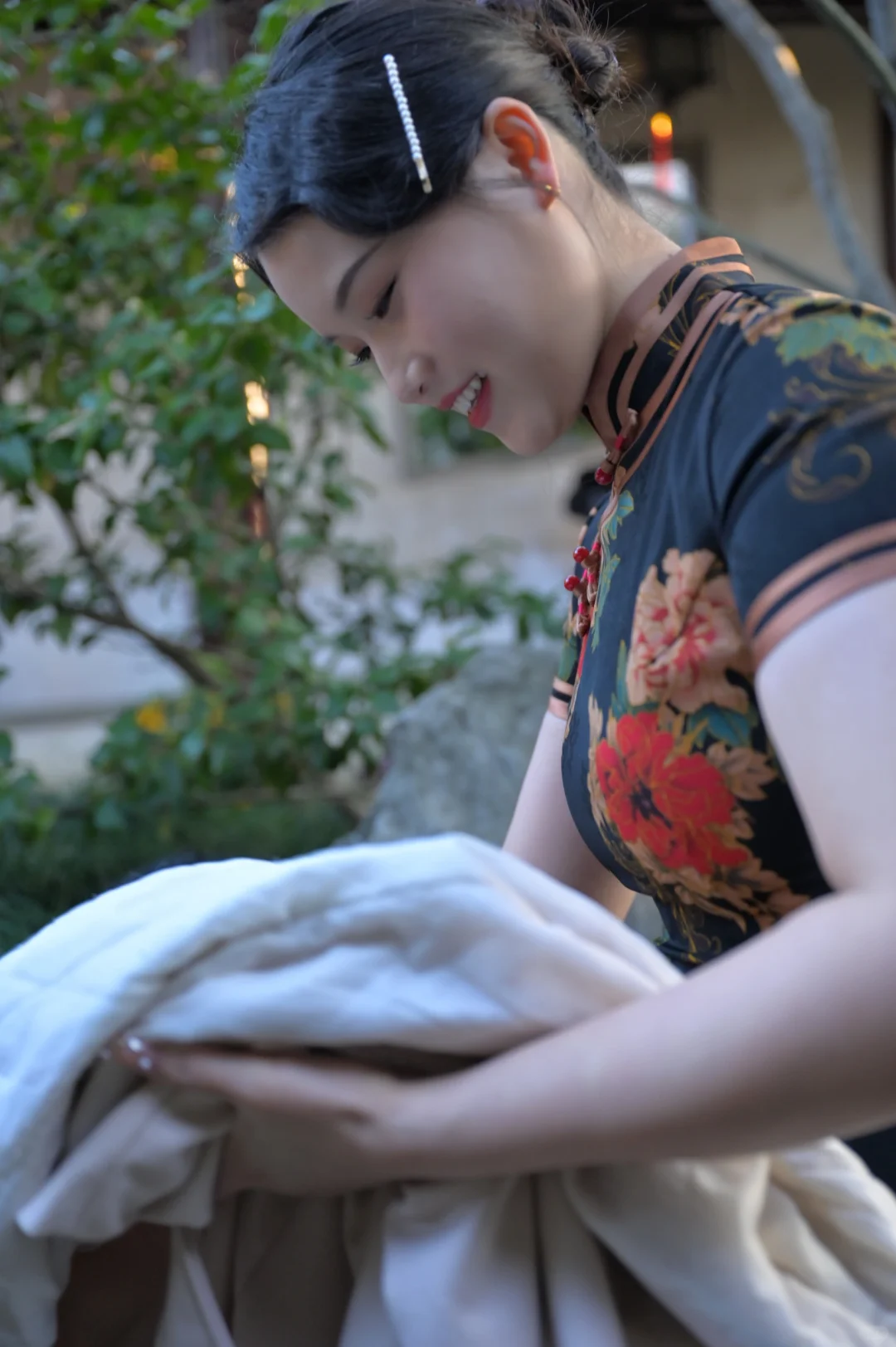 藕园l一个靓丽的旗袍女