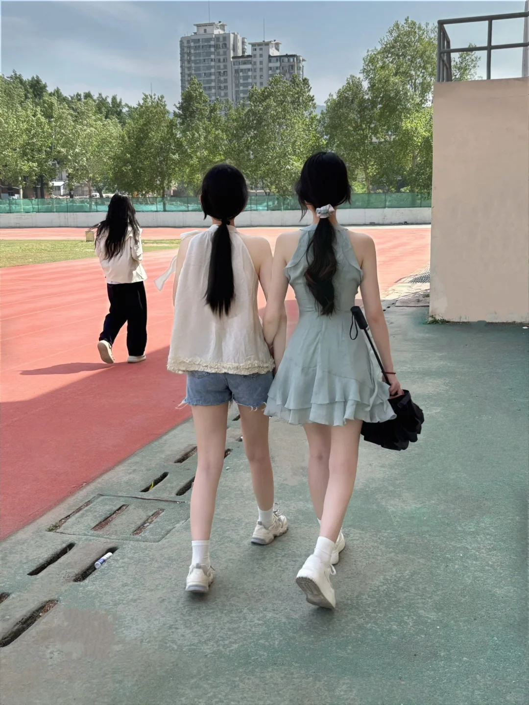 我去，学校里看见的…挂脖吊带里面穿什么!!