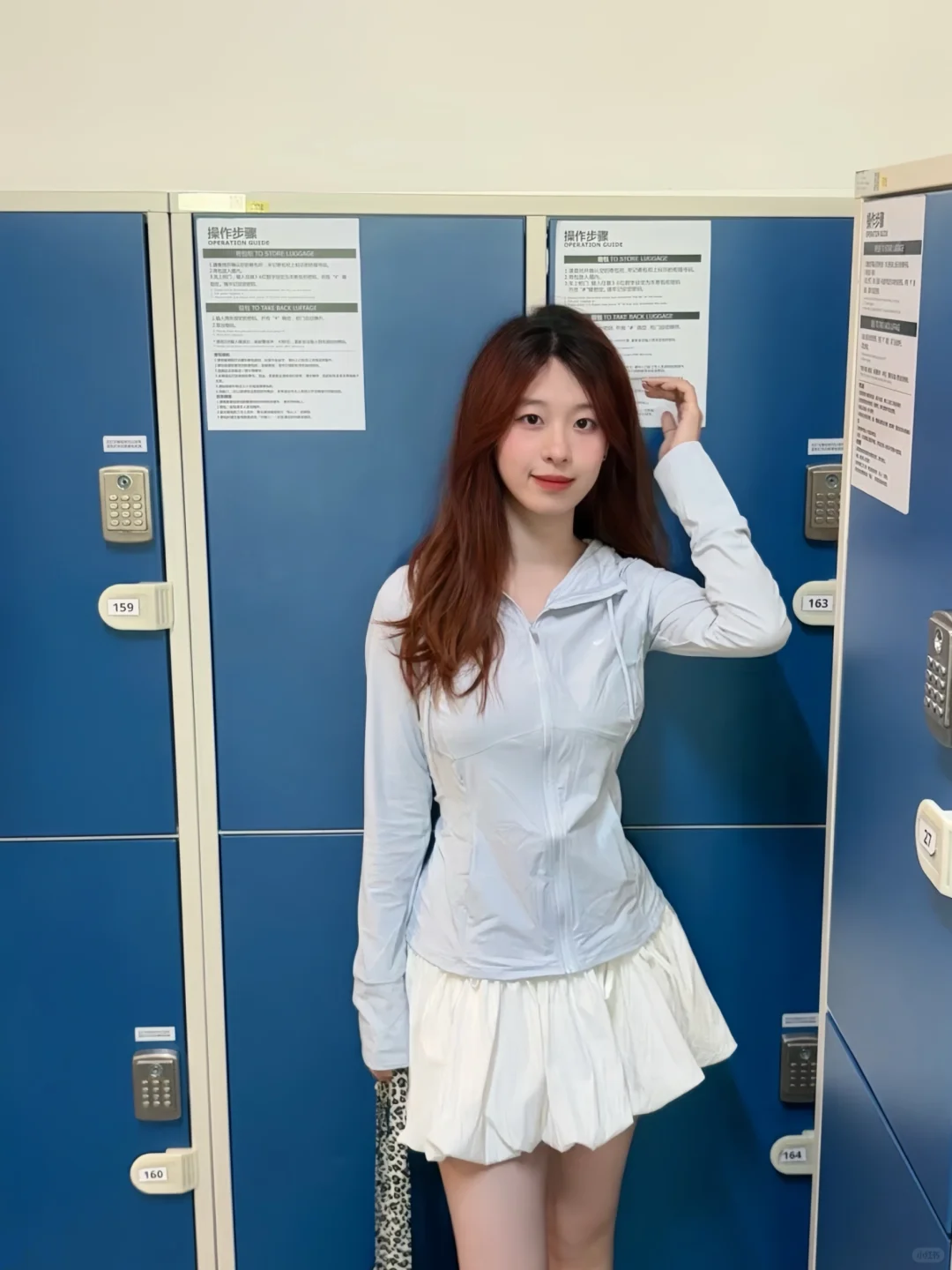 新人模特 女大学生 支持手机拍摄 蹲摄影师