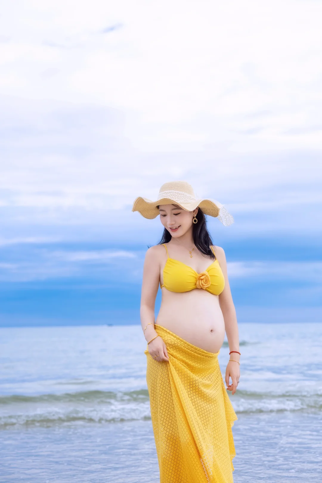 谁说孕妈不能穿比基尼去海边？美到犯规😍