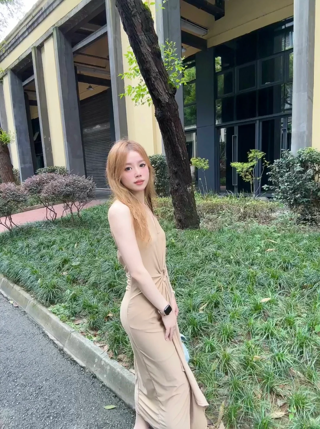 健身女是出门拍照也不忘展示肌肉的