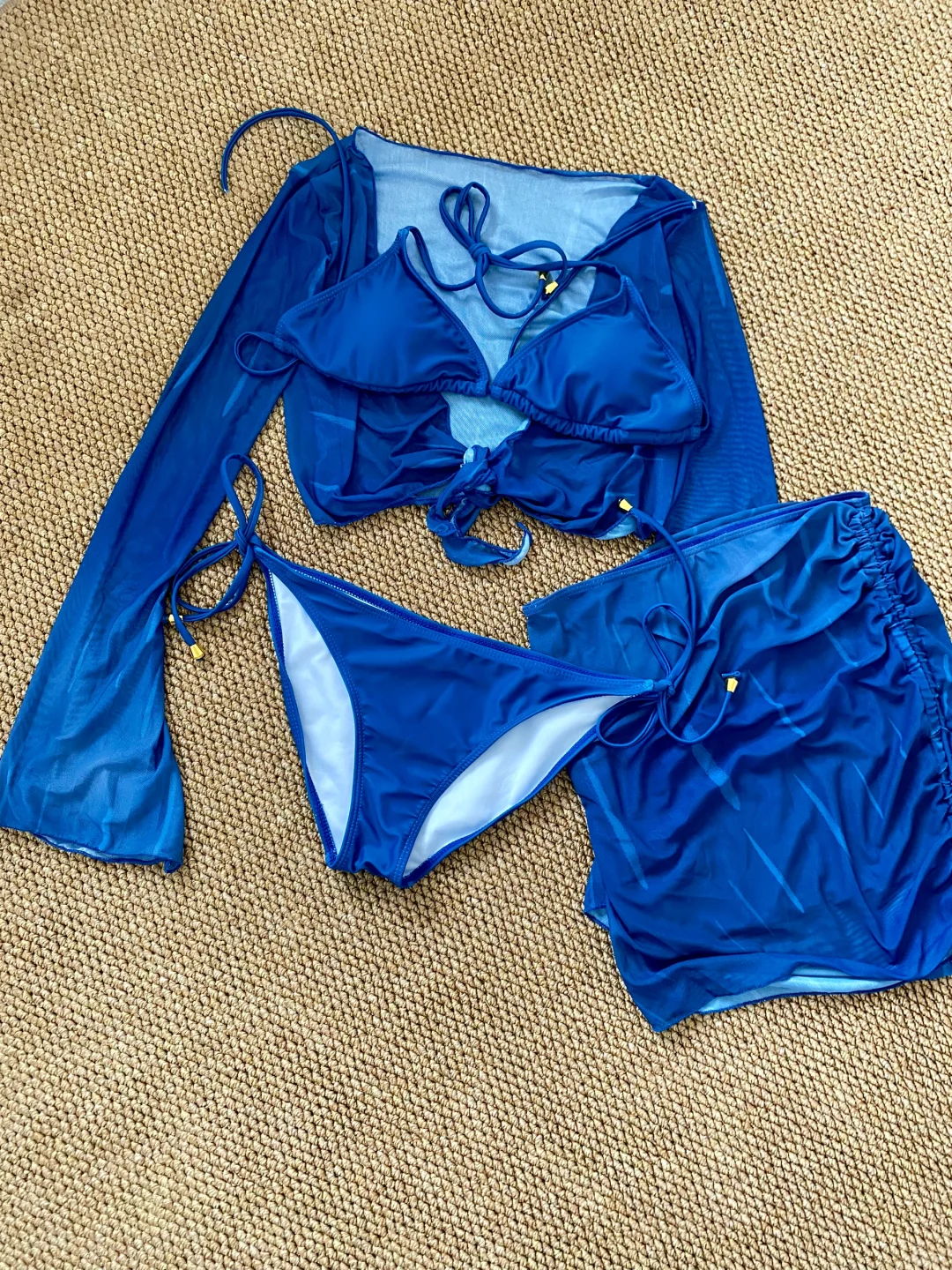 蓝色泳衣👙、性感与优雅并存