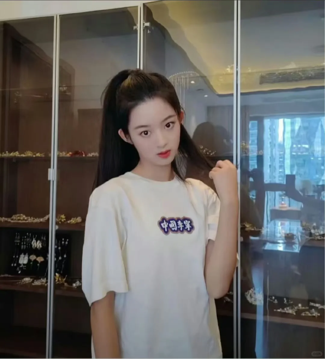 一张自拍 ，引出230万争议耳环，细节耐人寻味