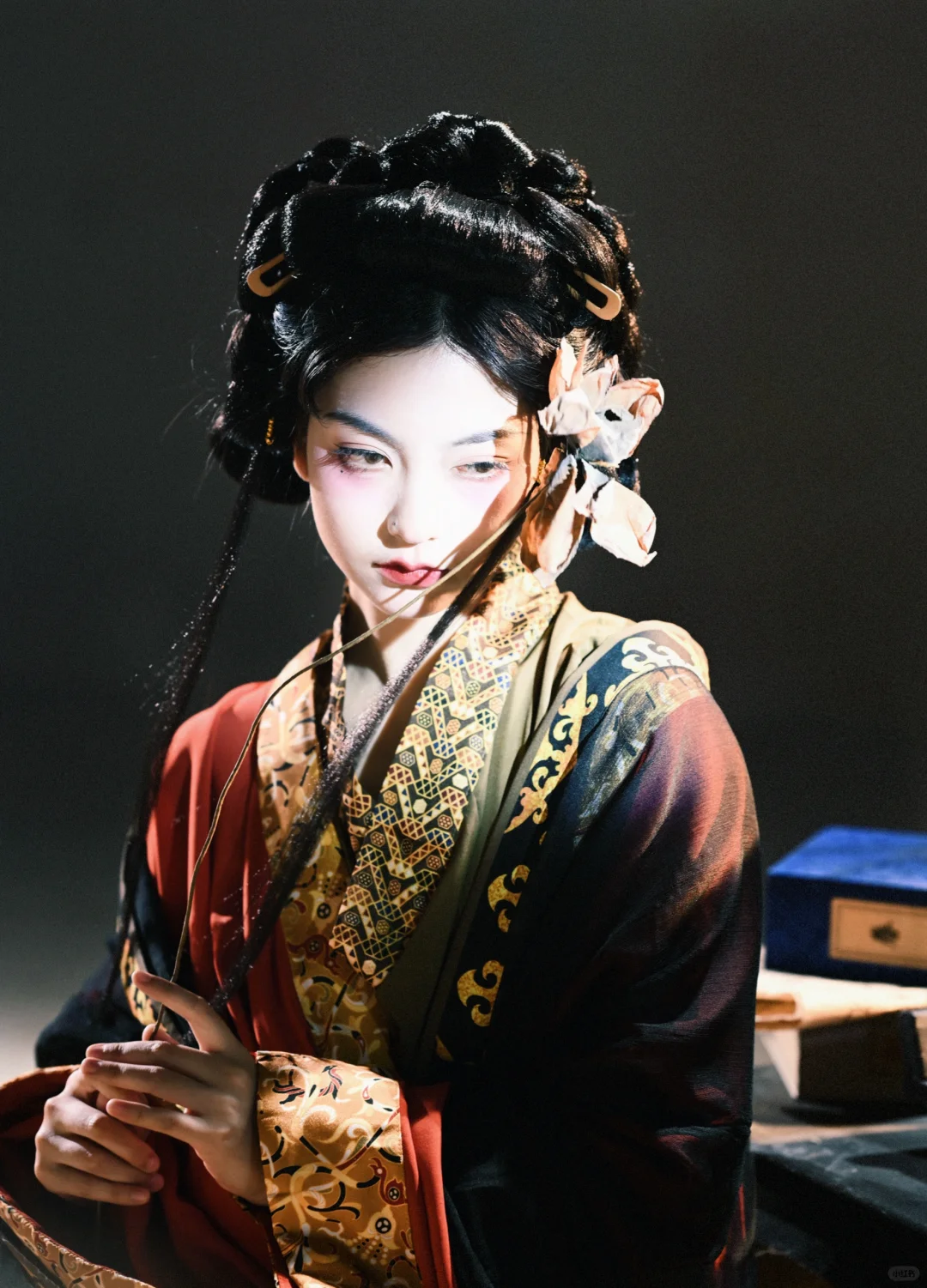 “祸国妖女，胆敢放肆。”