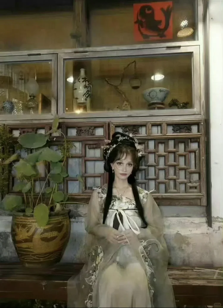 隔壁邻居穿古装，总感觉怪怪的