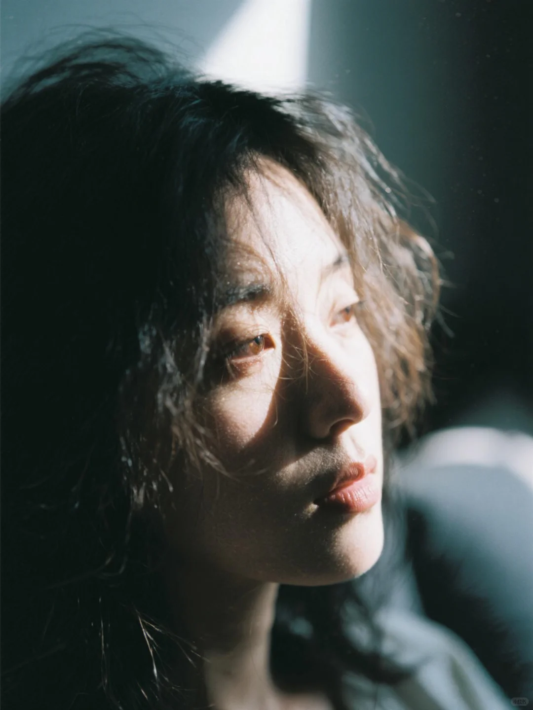 被追求教程的光影感女生写真！
