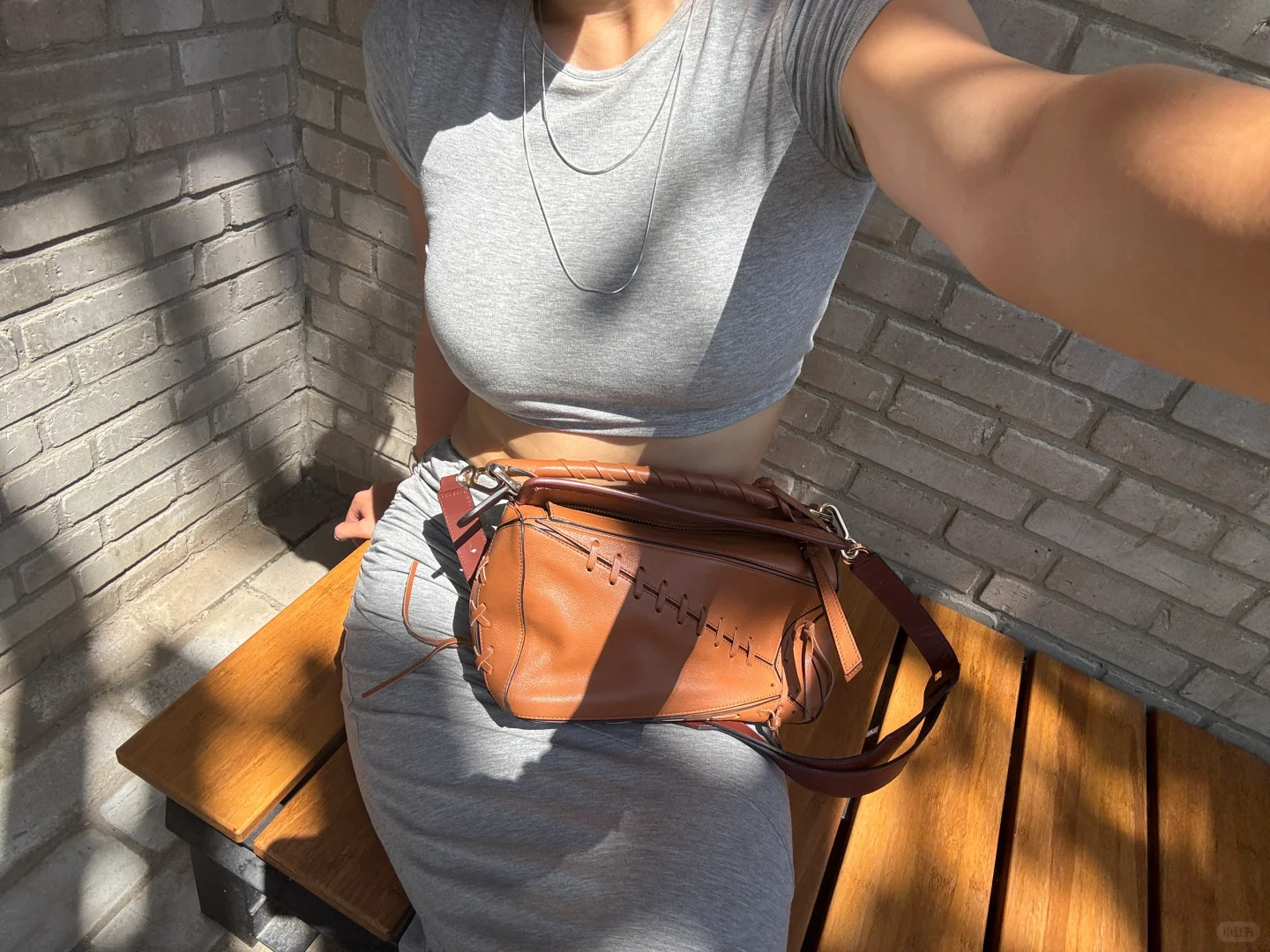 运动女孩的第一只Loewe