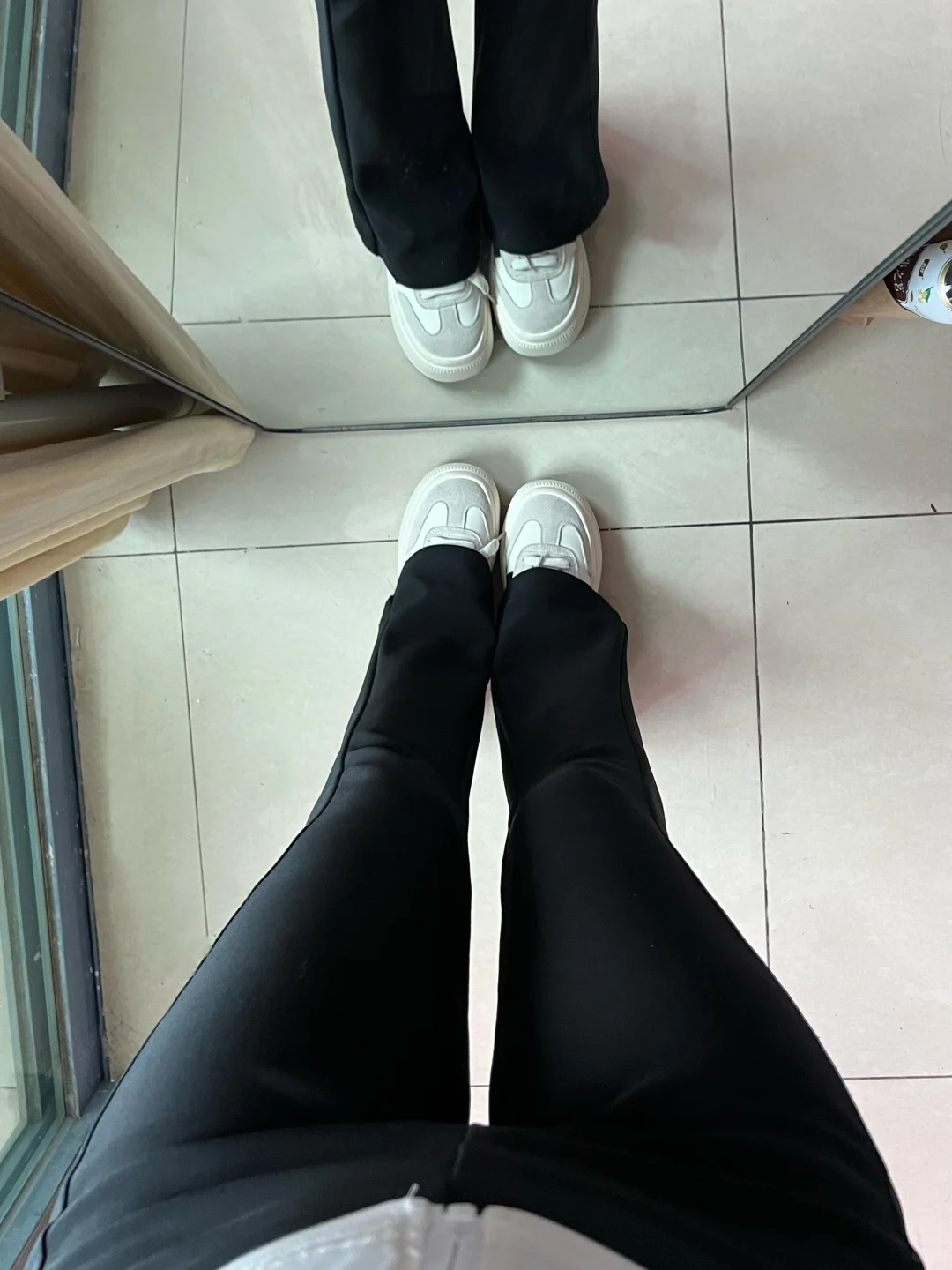 左滑 看女大学生穿上健身瑜伽服套装