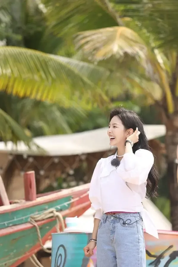 章若楠漫步初夏，清新自然美