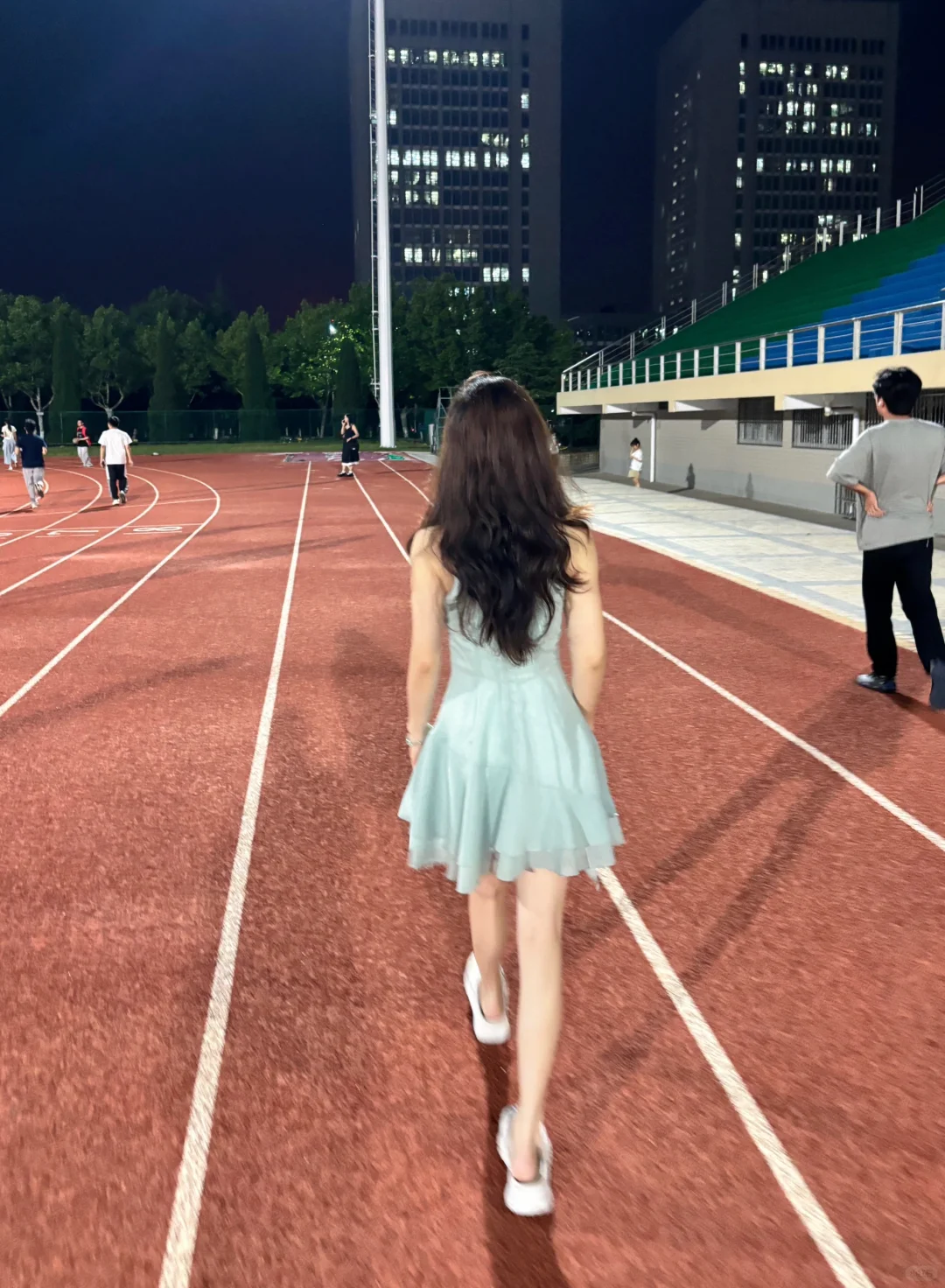 操场上一起散步吧～