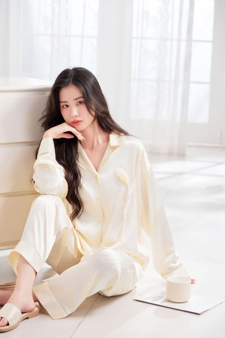 撞脸刘亦菲的00 后家居服女模