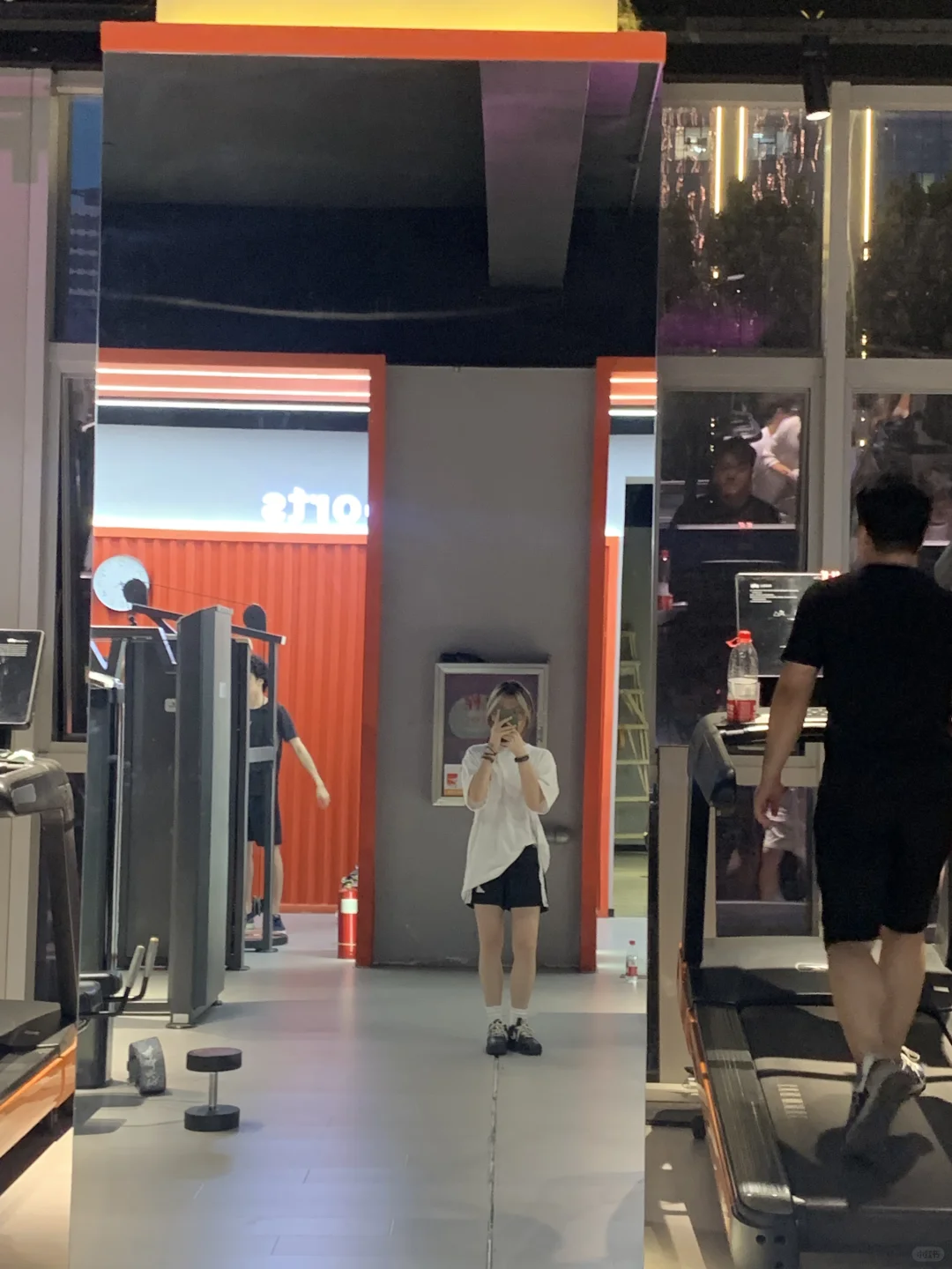 女大学生练背日