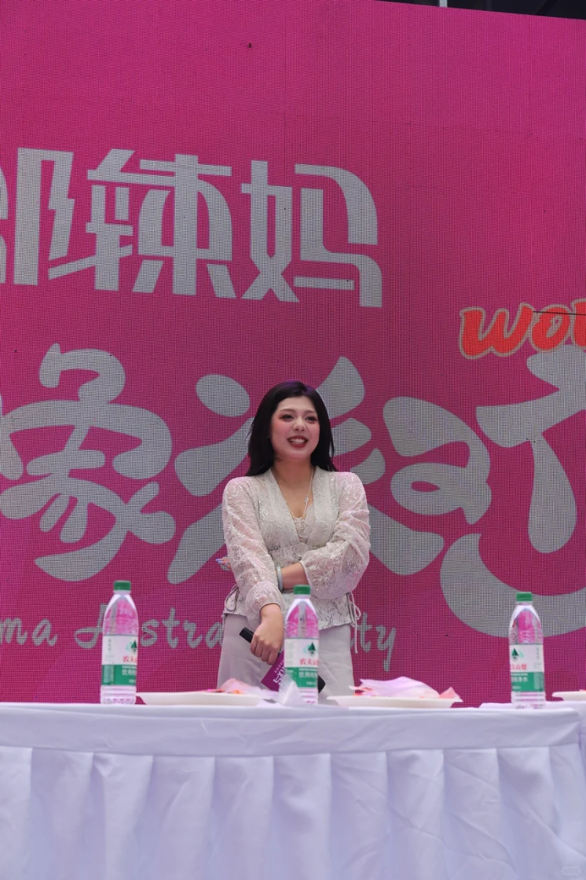 邬辣妈抽象派对上抓到笑起来憨憨的pay姐