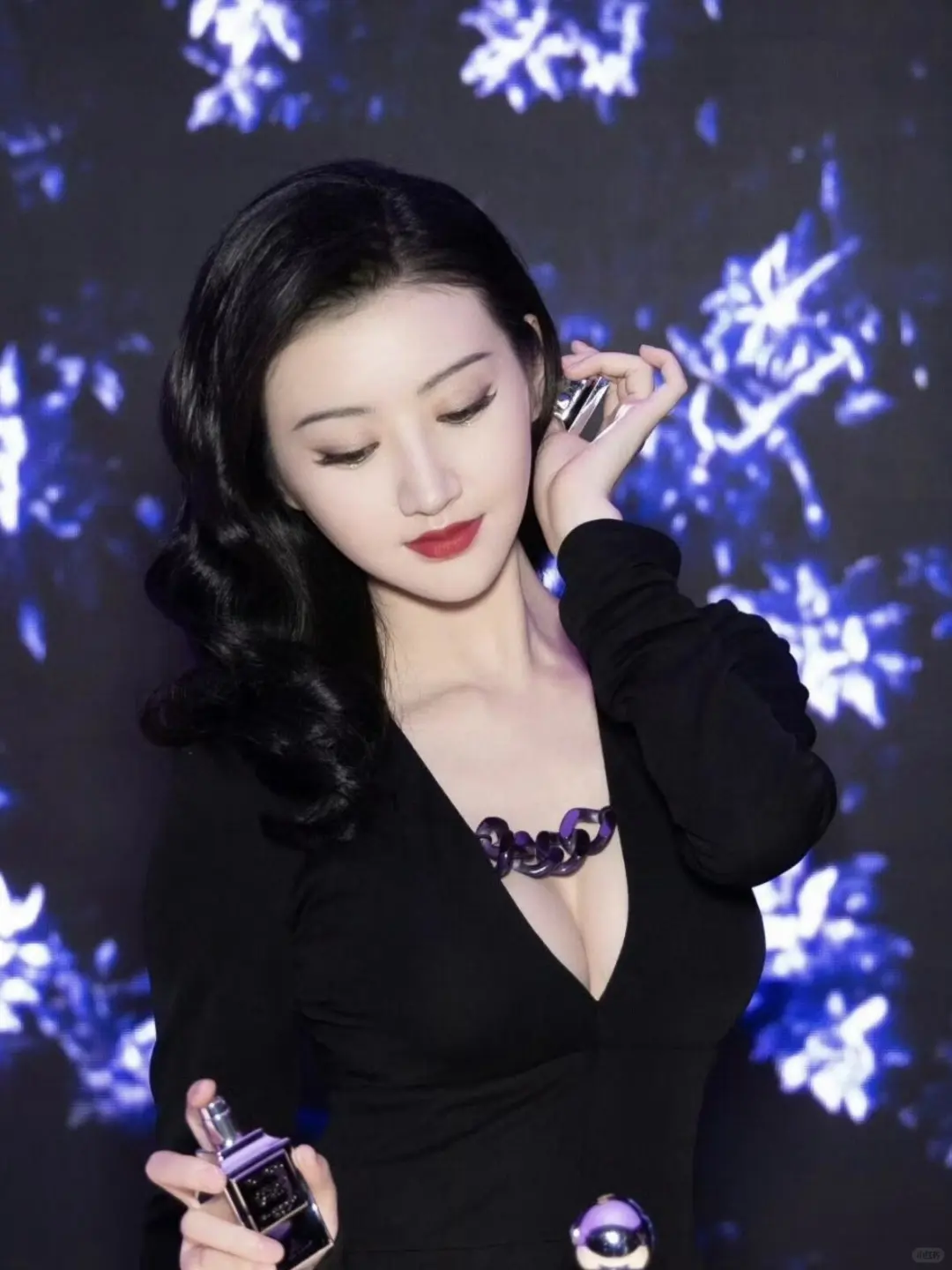 果然，看她的眉眼验证了老人那句话
