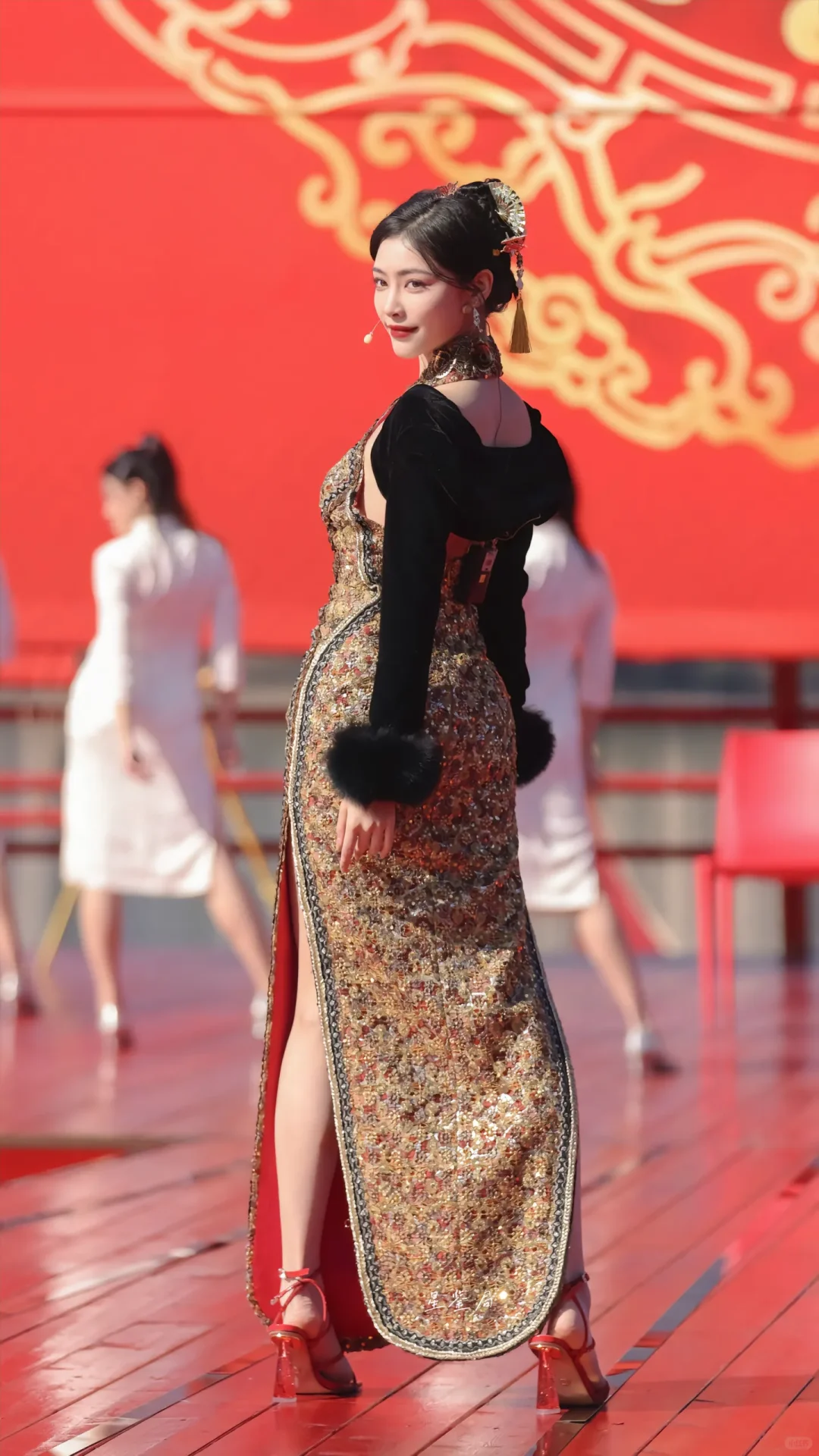 许佳琪一袭旗袍展现妖娆身段