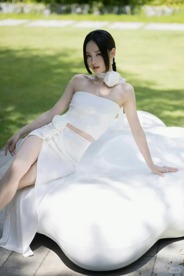张嘉倪：精致面容下的柔美婉约