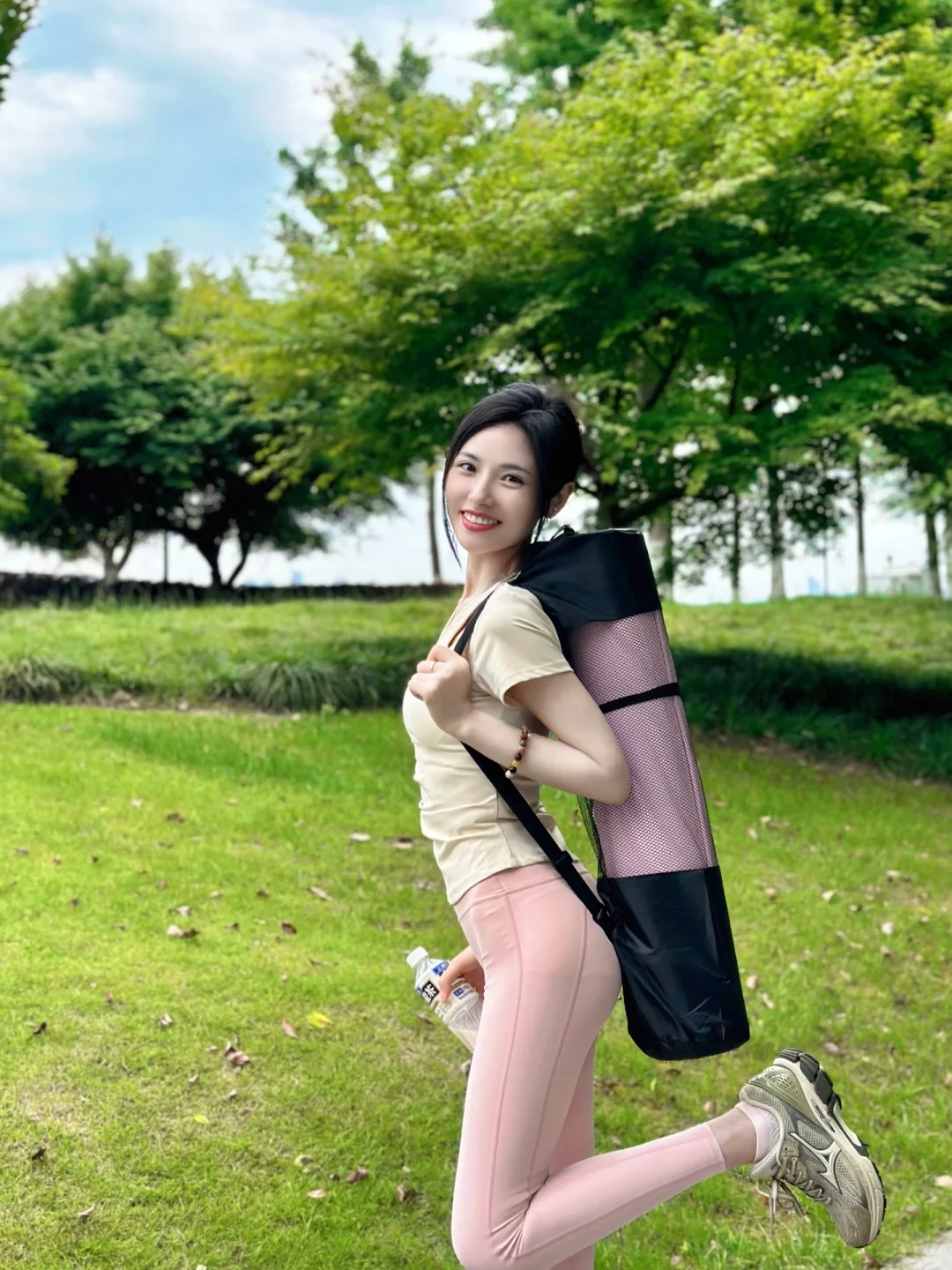 在公园来一场户外瑜伽真的太舒服啦！🍃
