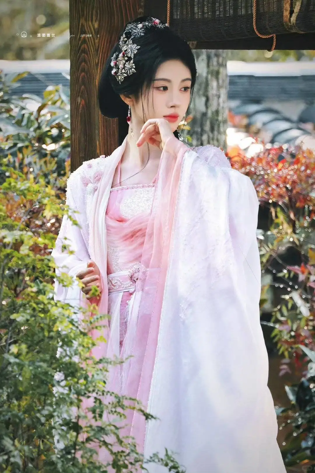 清落美人兮，只盼能伶我怜卿