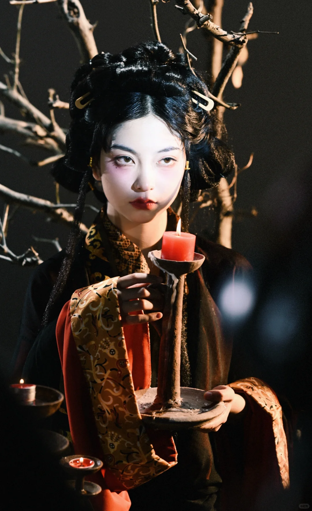 “祸国妖女，胆敢放肆。”