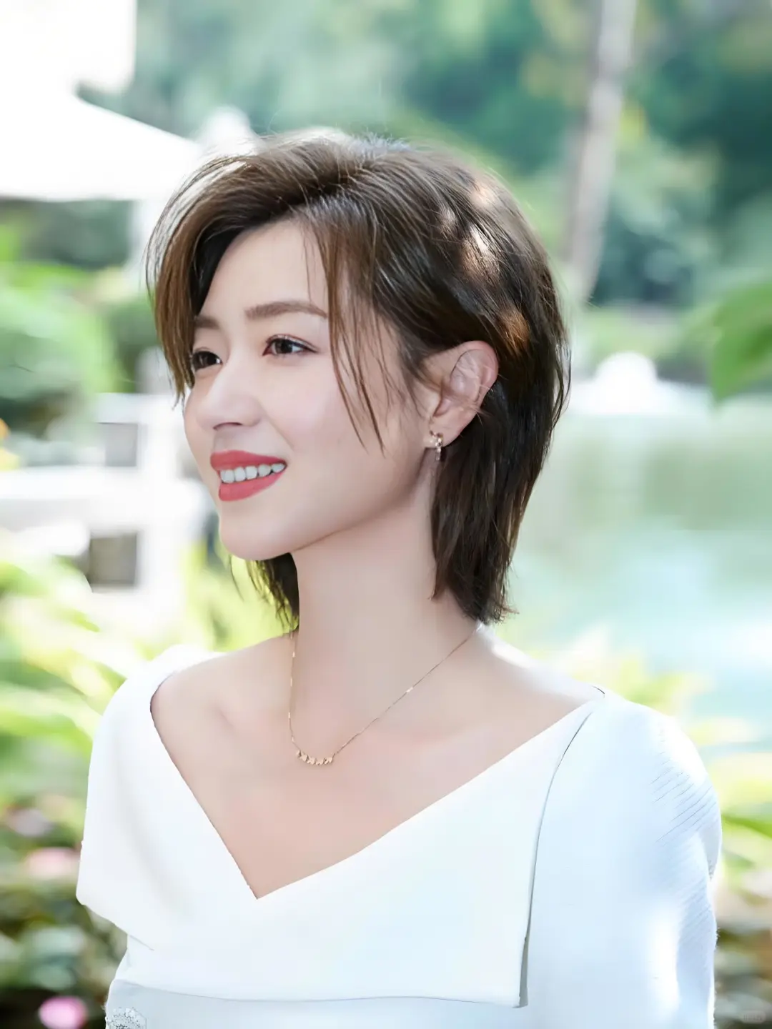 万茜笑的的清纯迷人，还带点性感妩媚