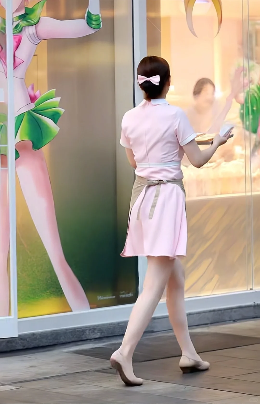 好利来小姐姐为什么颜值身材都那么好？